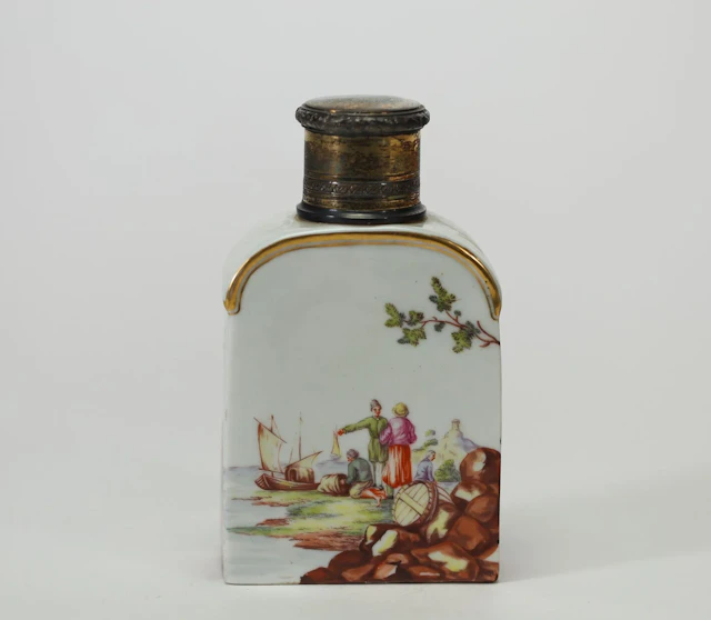 FÜRSTENBERG – Rectangular porcelain tea caddy with rounded s - Lot 211