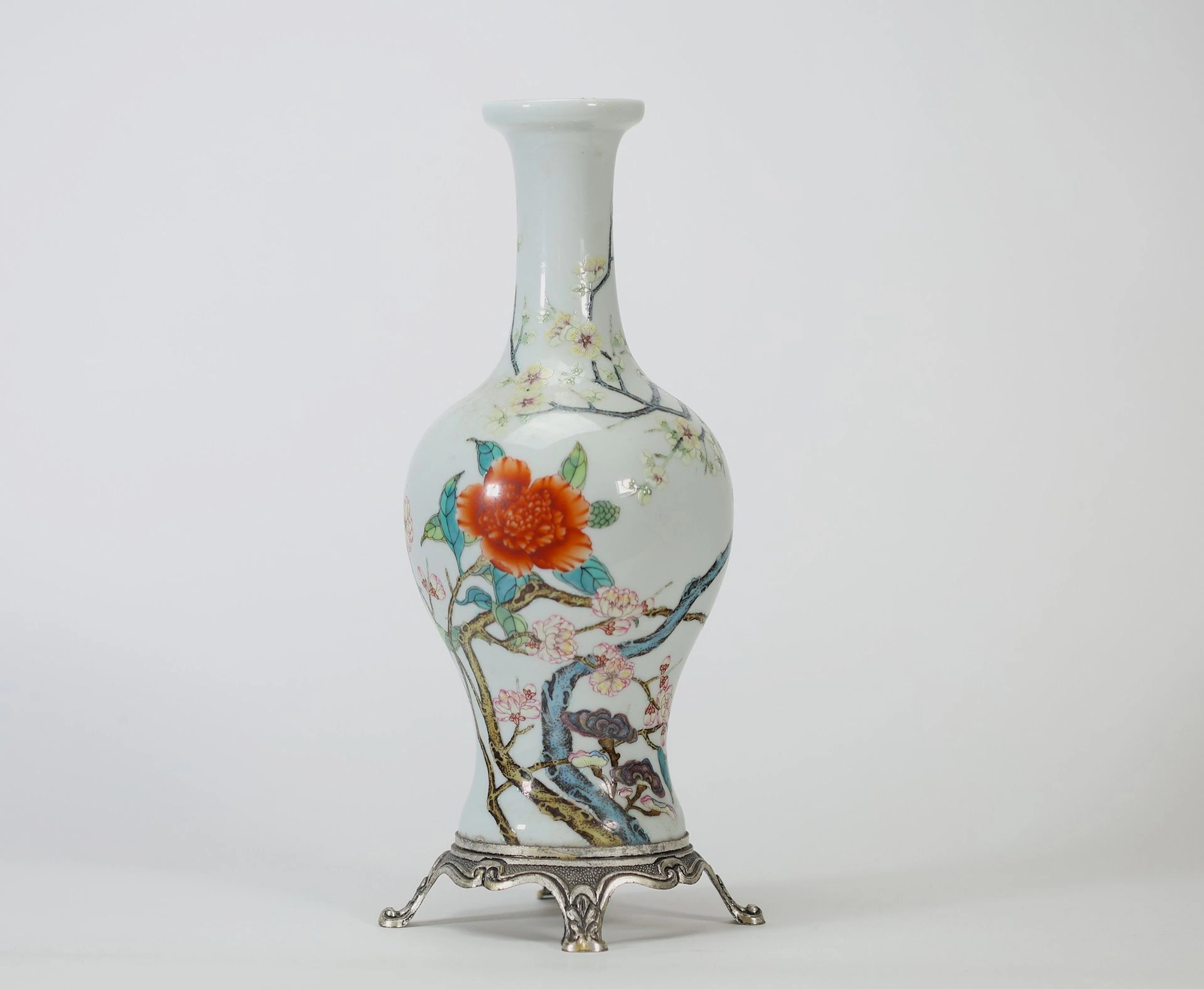 CHINE — Vase balustre à long col en porcelaine à décor polyc - Lot 35