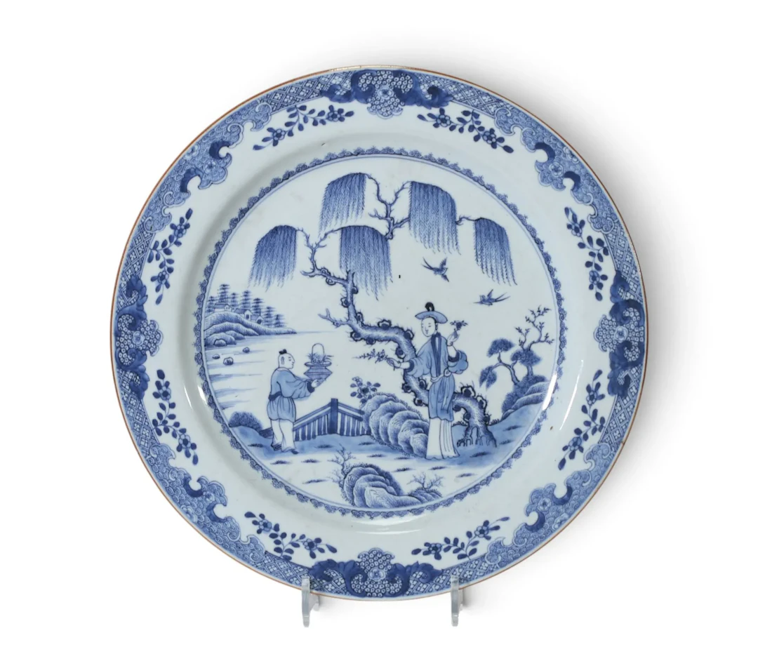 CHINE — XVIIIe SIÈCLE — Grand plat en porcelaine à décor en - Lot 20