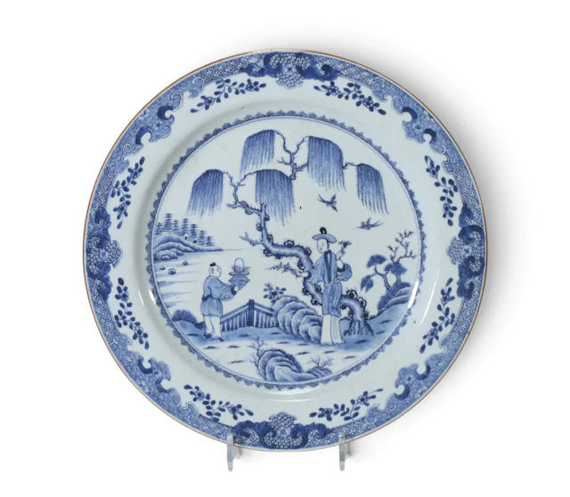 CHINA — 18TH CENTURY — Large porcelain dish with underglaze - Lot 20