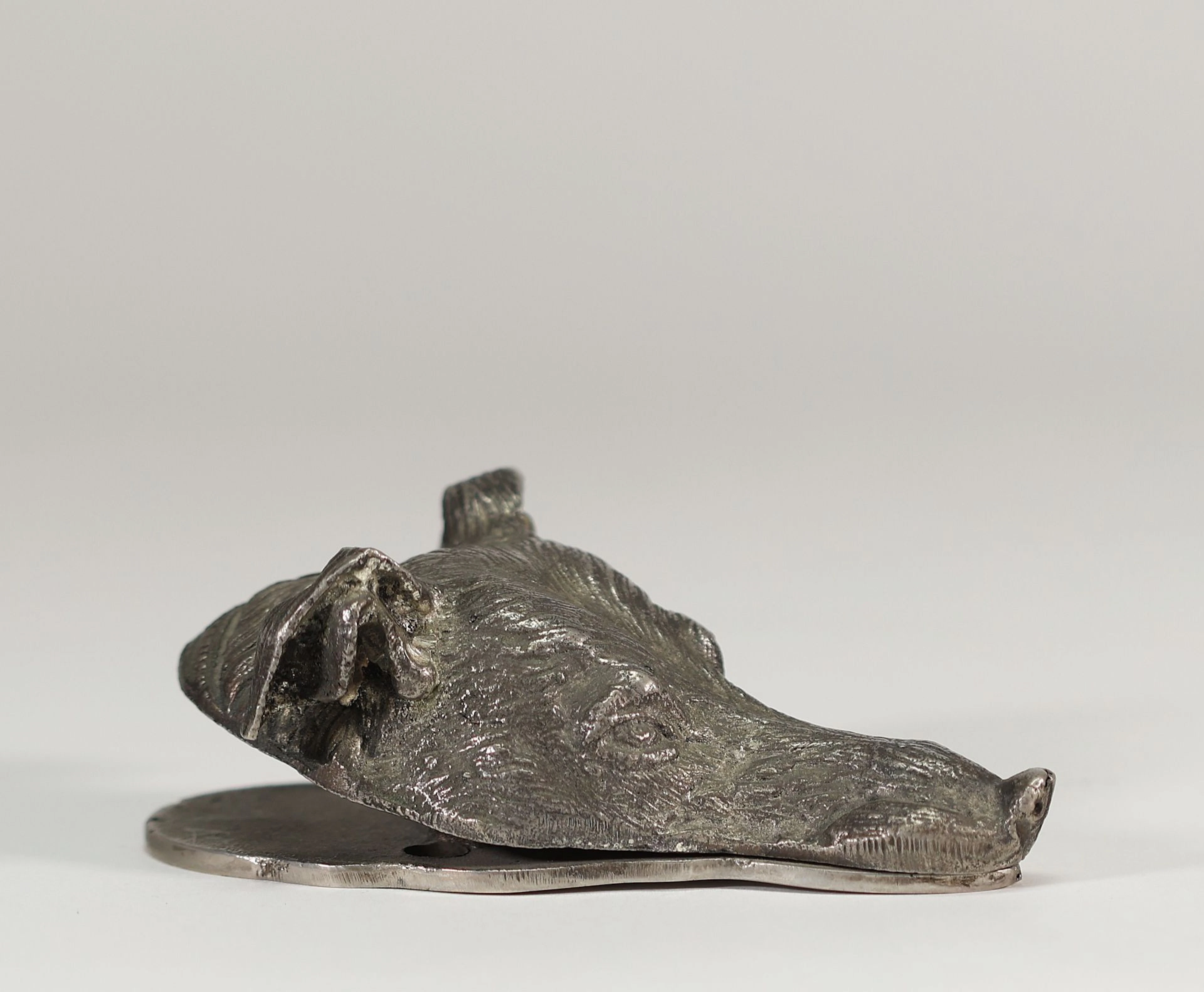 DANS LE GOÛT DE VIENNE – Pince à courrier en métal argenté, - Lot 207