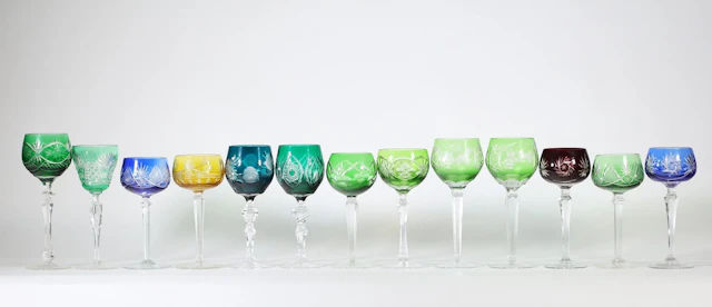 Set of crystal stemmed glasses with colored lining - Lot 101
