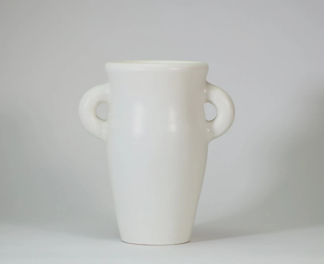 Vase à deux anses dans le goût de Georges Jouve, vers 1950 - Lot 140