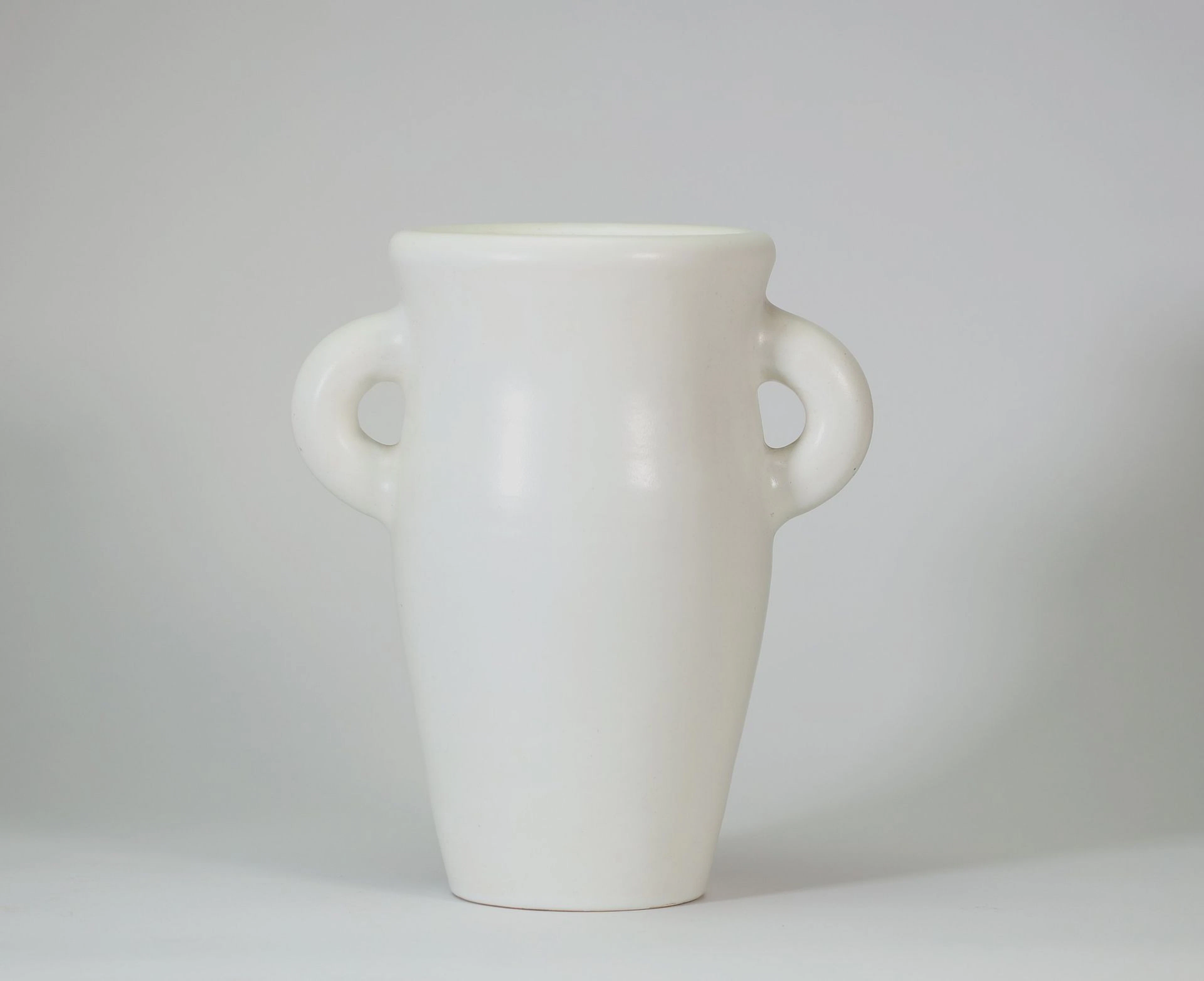 Vase à deux anses dans le goût de Georges Jouve, vers 1950 - Lot 140