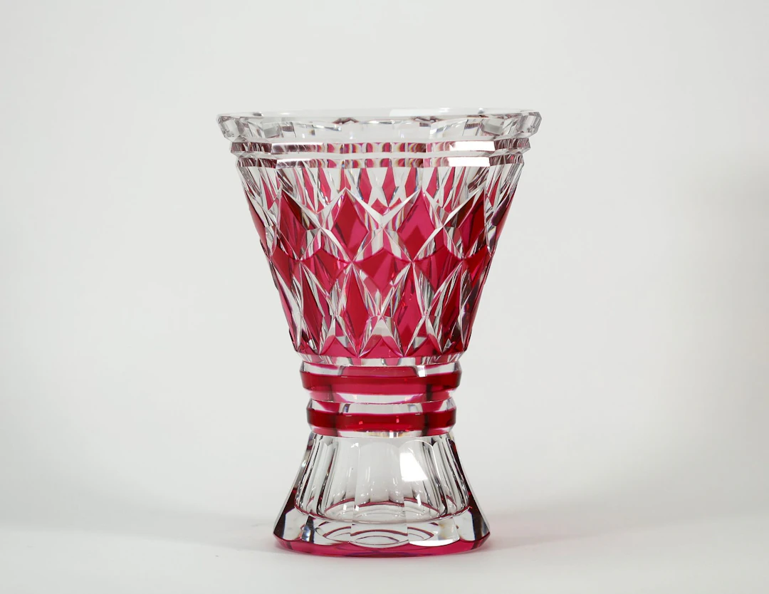 VAL SAINT LAMBERT – Grand vase en cristal doublé rouge, rich - Lot 82