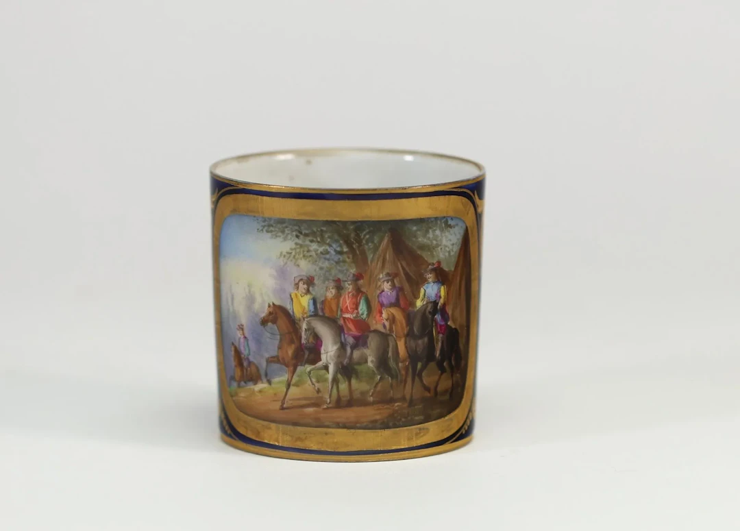 SÈVRES – Tasse en porcelaine à fond bleu, riche décor doré d - Lot 212