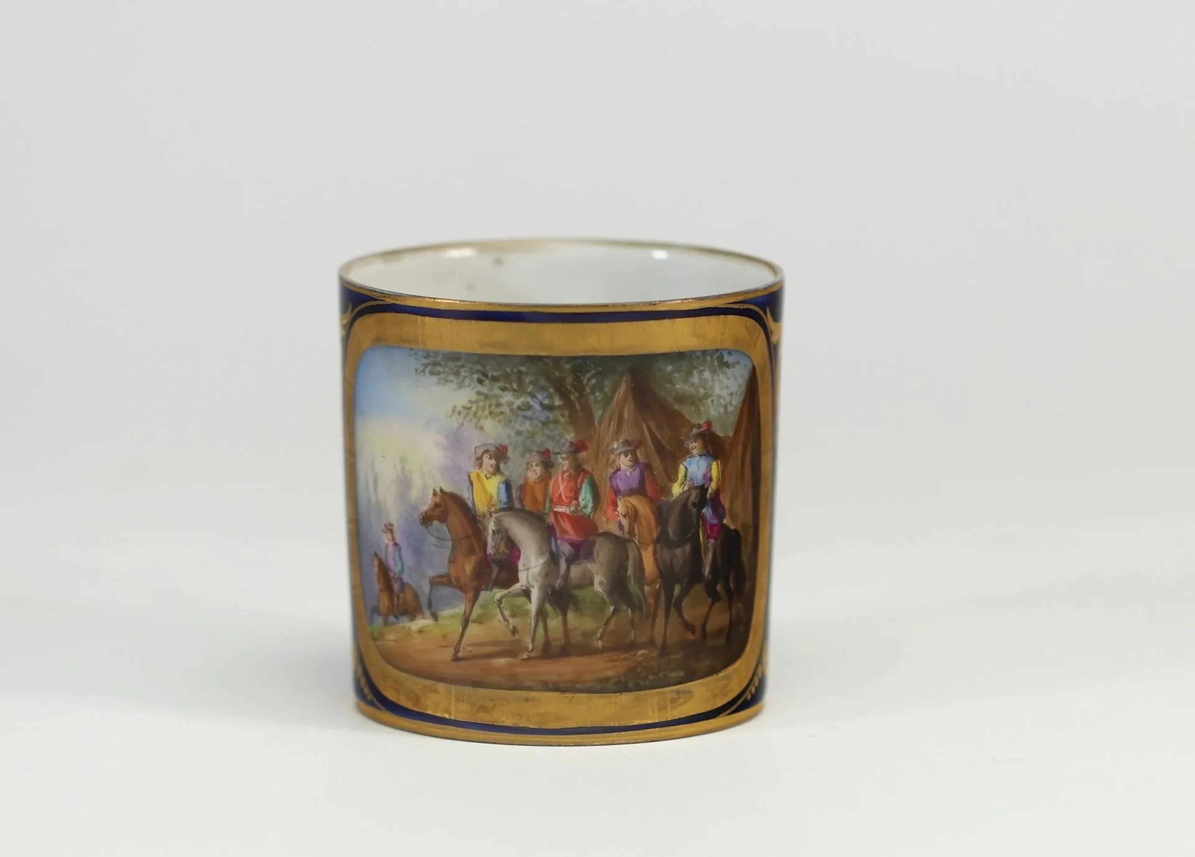 SÈVRES – Tasse en porcelaine à fond bleu, riche décor doré d - Lot 212