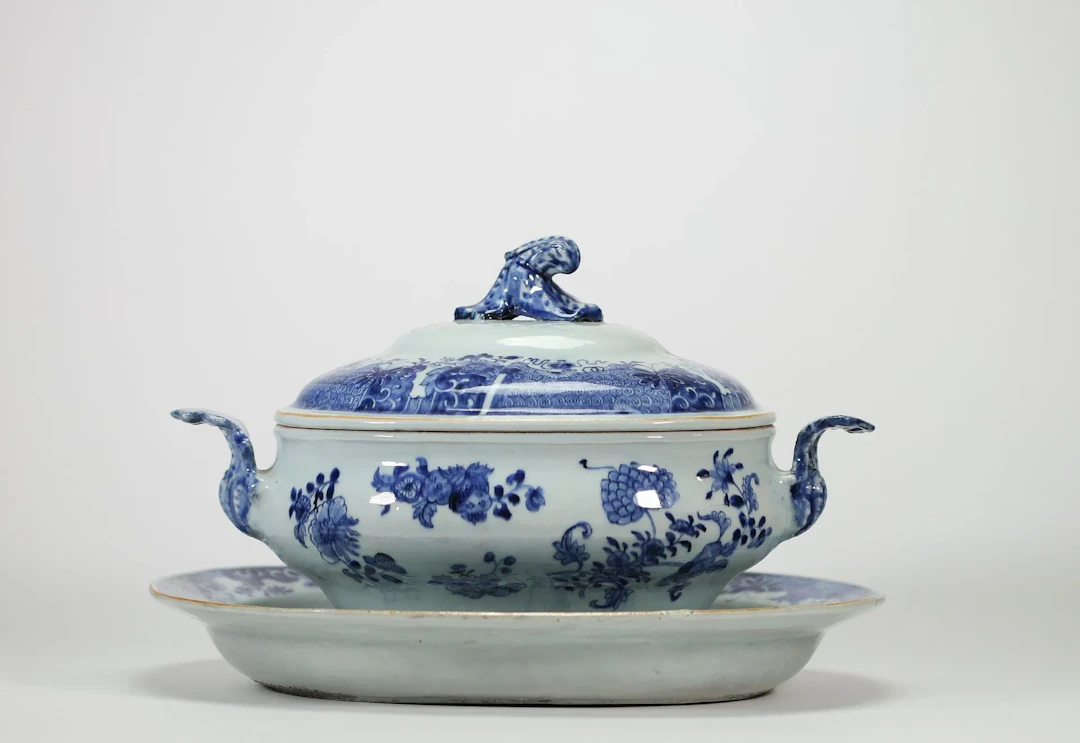 CHINE – Soupière couverte et son présentoir en porcelaine bl - Lot 13