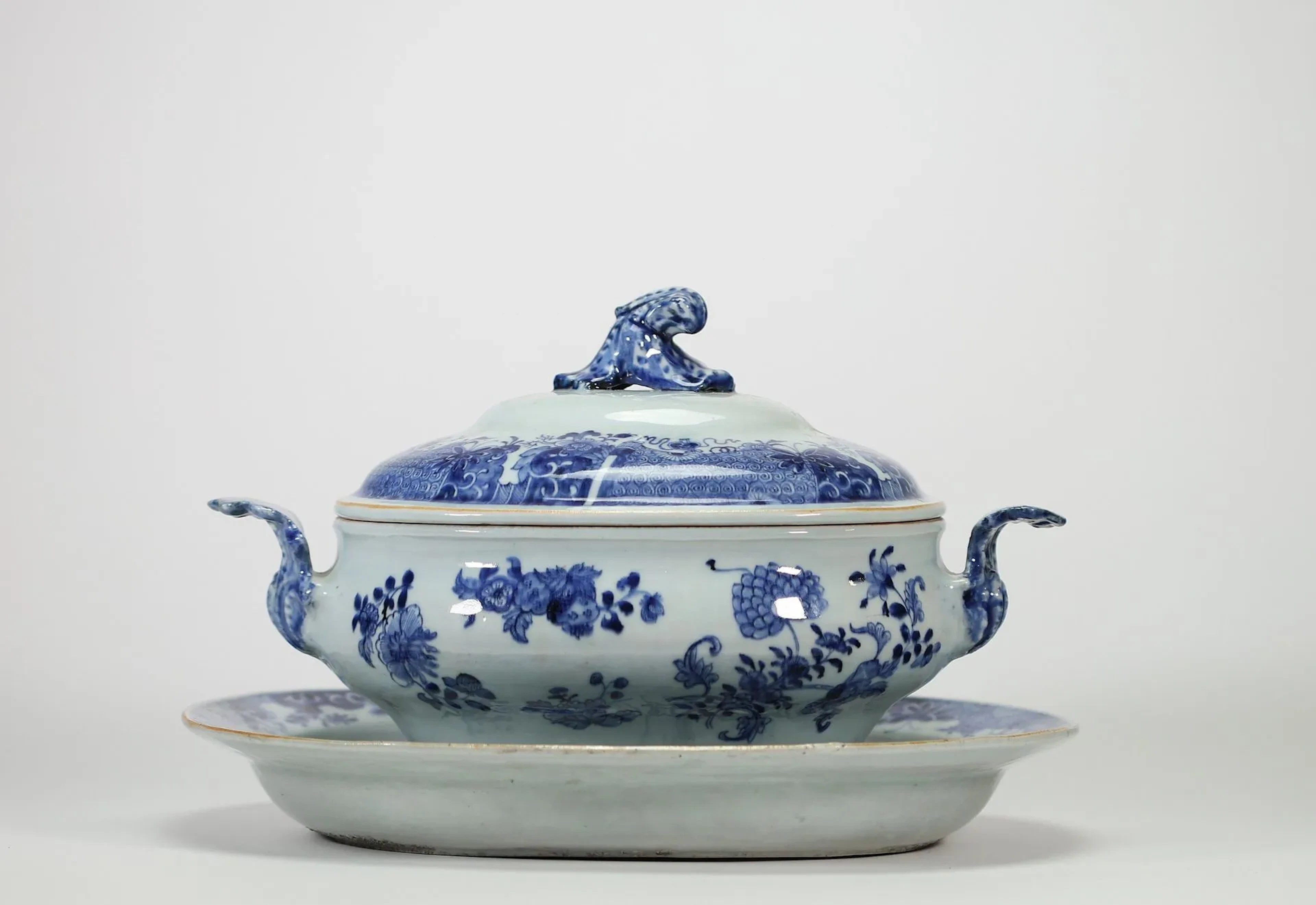CHINE – Soupière couverte et son présentoir en porcelaine bl - Lot 13