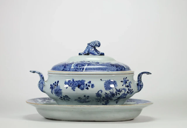 CHINA – Lidded soup tureen and its stand, made of blue-and-w - Lot 13