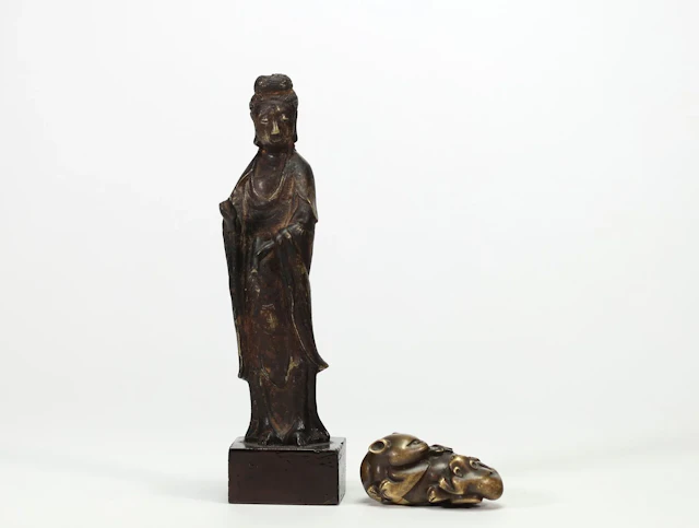 CHINA – Late Ming Dynasty. Bronze statuette of Guanyin with - Lot 9