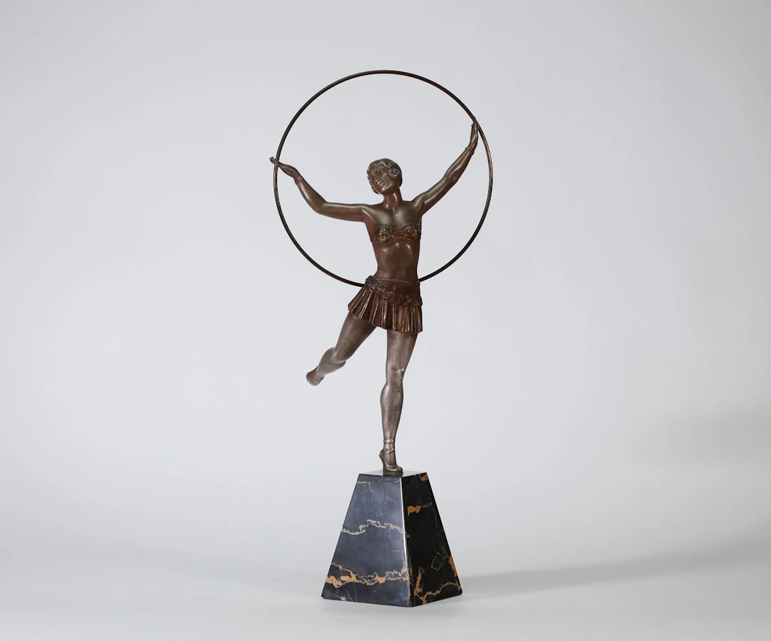 LIMOUSIN – DANSEUSE AU CERCLE, SCULPTURE ART DÉCO, VERS 1930 - Lot 87