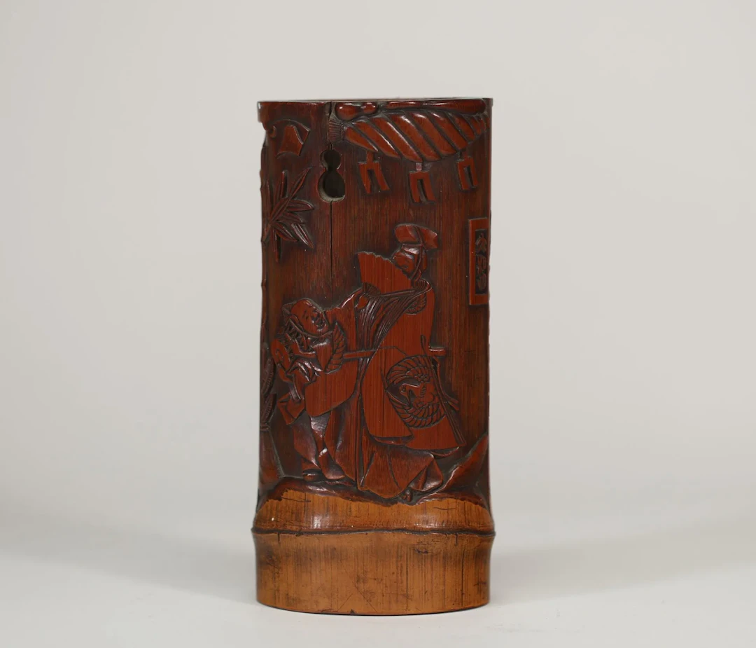 JAPON – Porte-pinceaux en bambou sculpté en relief à décor d - Lot 220