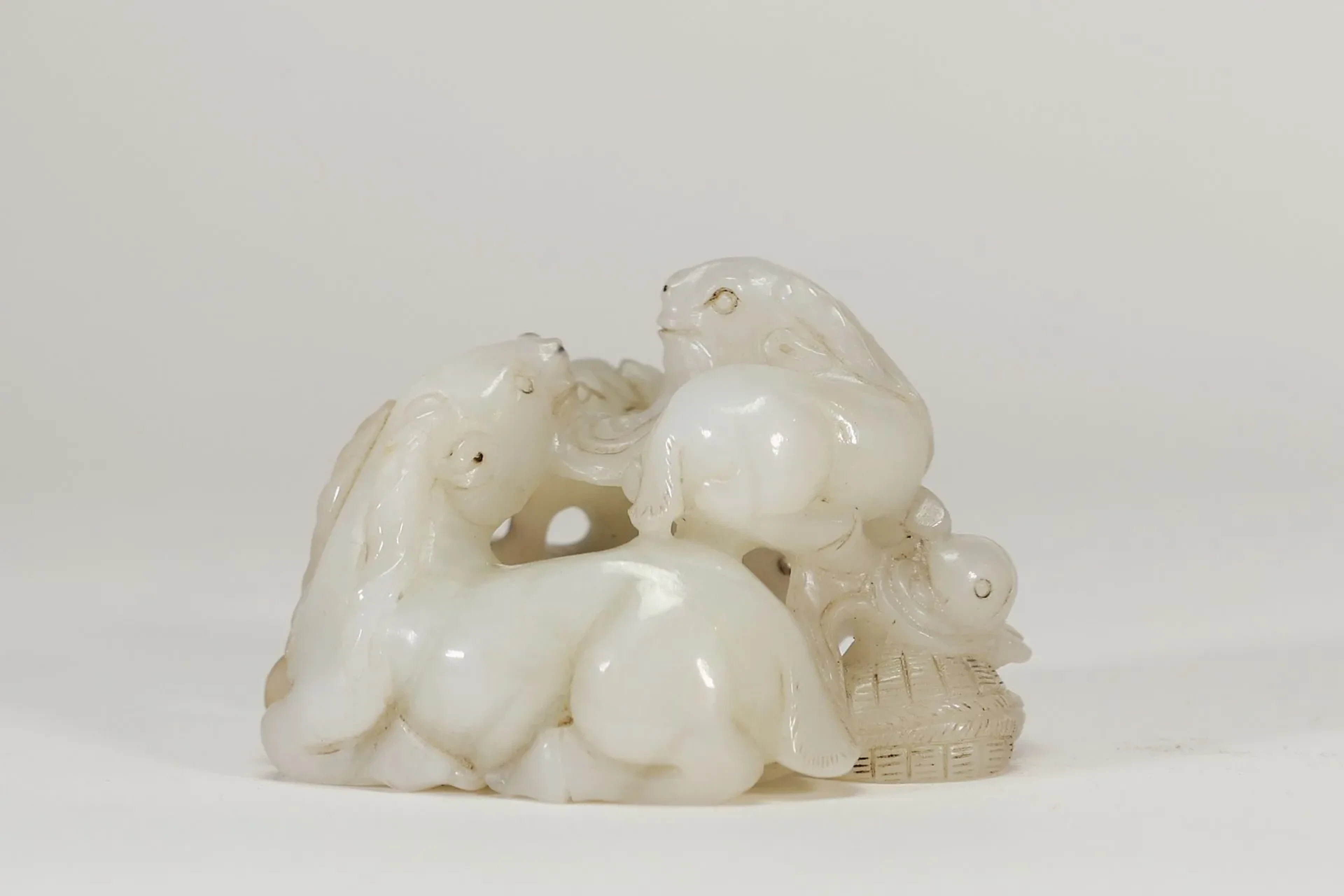 CHINE – Sculpture en jade blanc céladonné à inclusions rouil - Lot 6