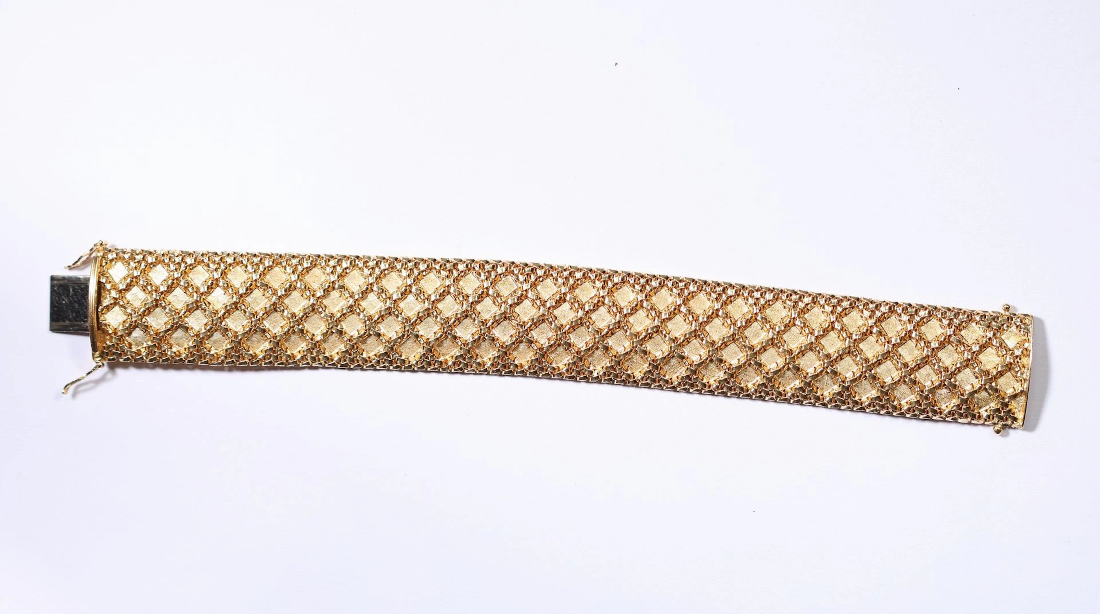BRACELET MANCHETTE — Important bracelet en or jaune 18 carat - Lot 244