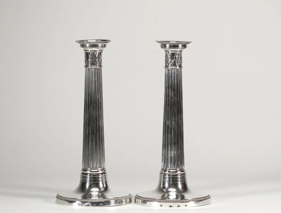 FRANCE – Paire de flambeaux en argent massif, à fût en colon - Lot 52