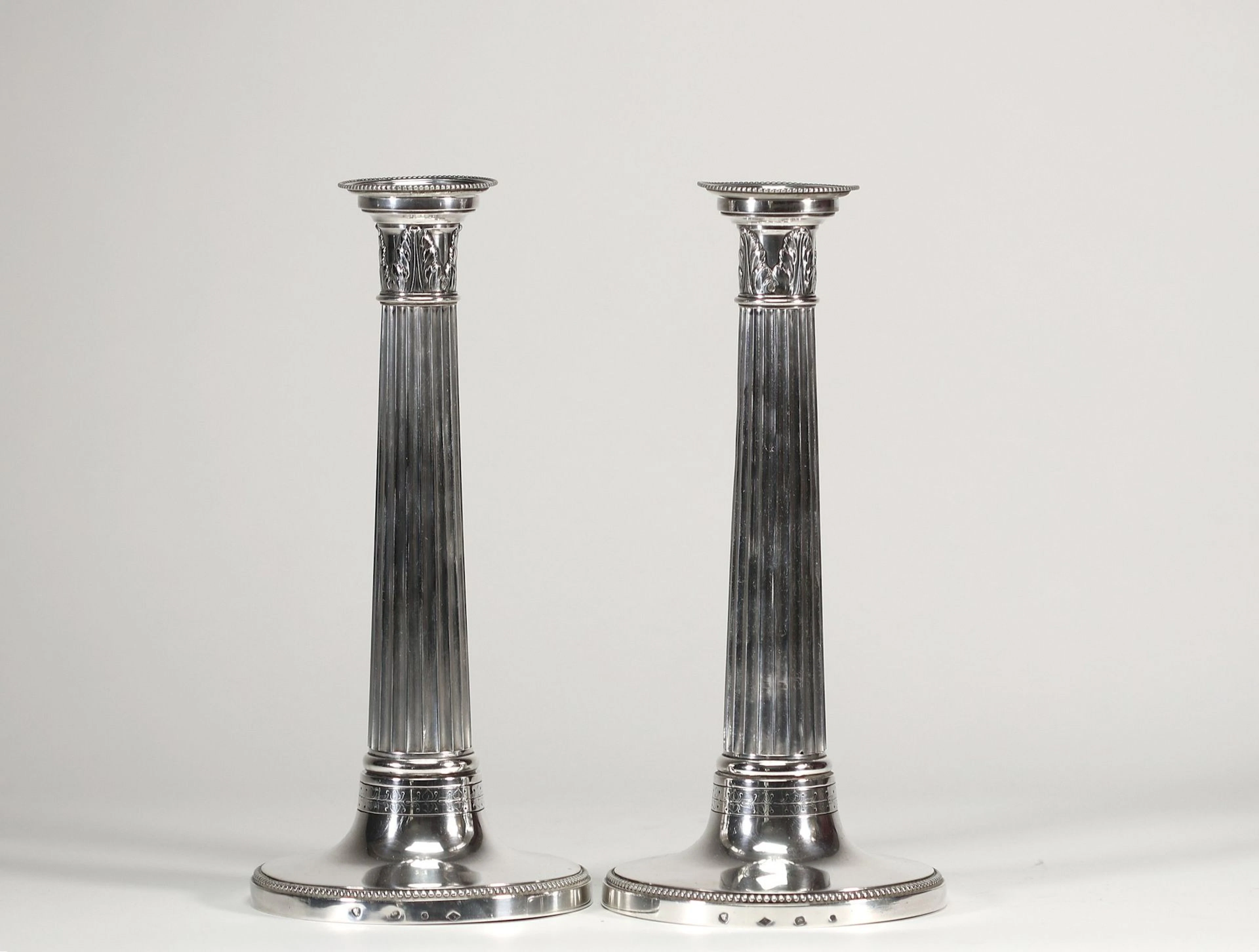 FRANCE – Paire de flambeaux en argent massif, à fût en colon - Lot 52