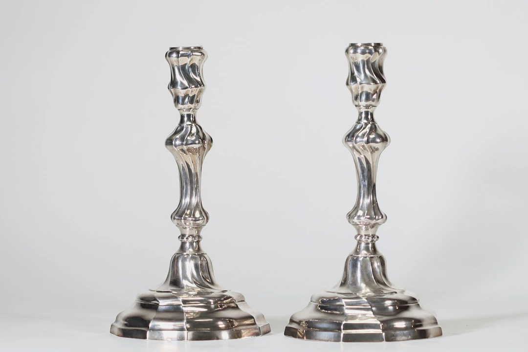 Paire de bougeoirs en argent massif reposant sur une base mo - Lot 50
