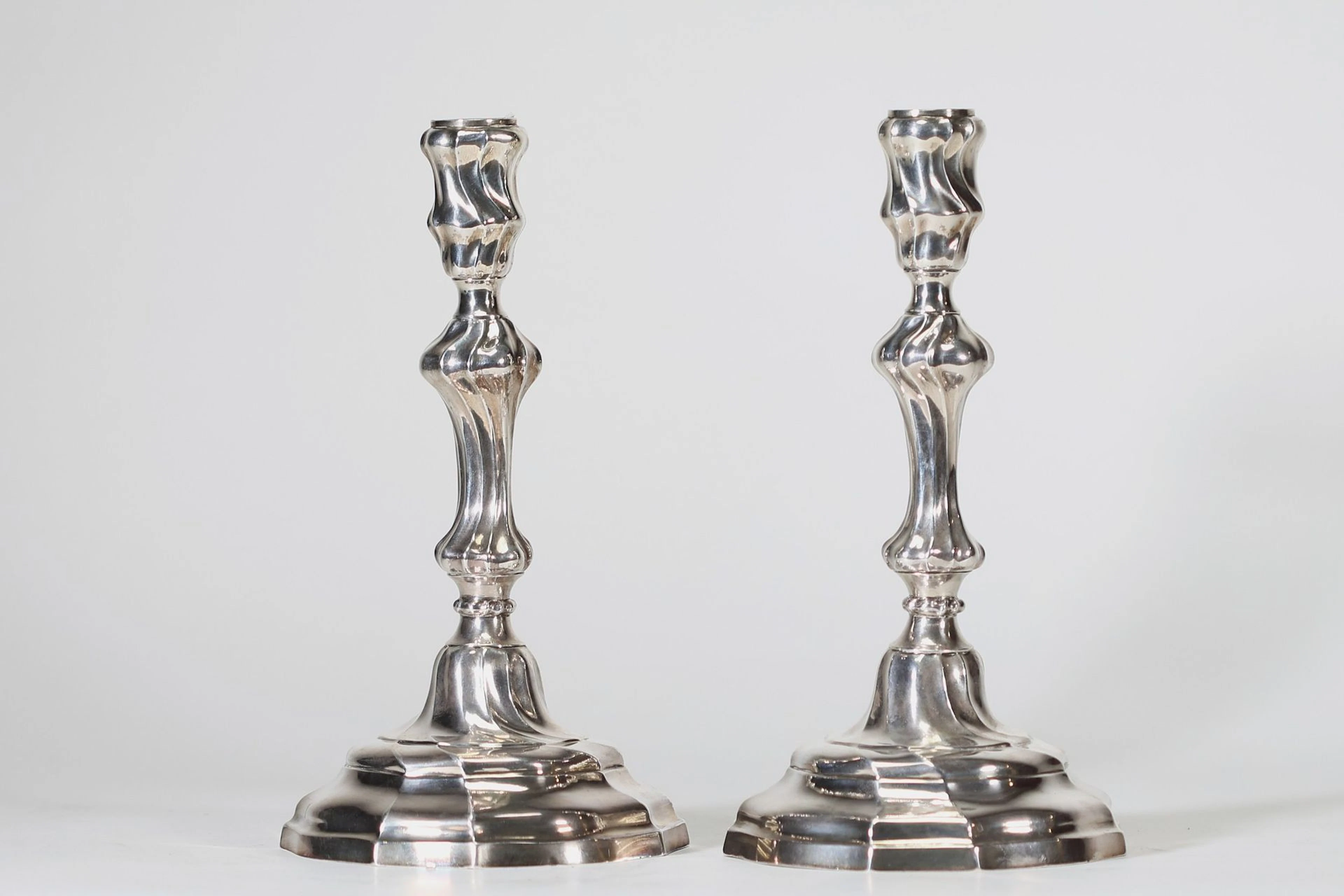 Paire de bougeoirs en argent massif reposant sur une base mo - Lot 50