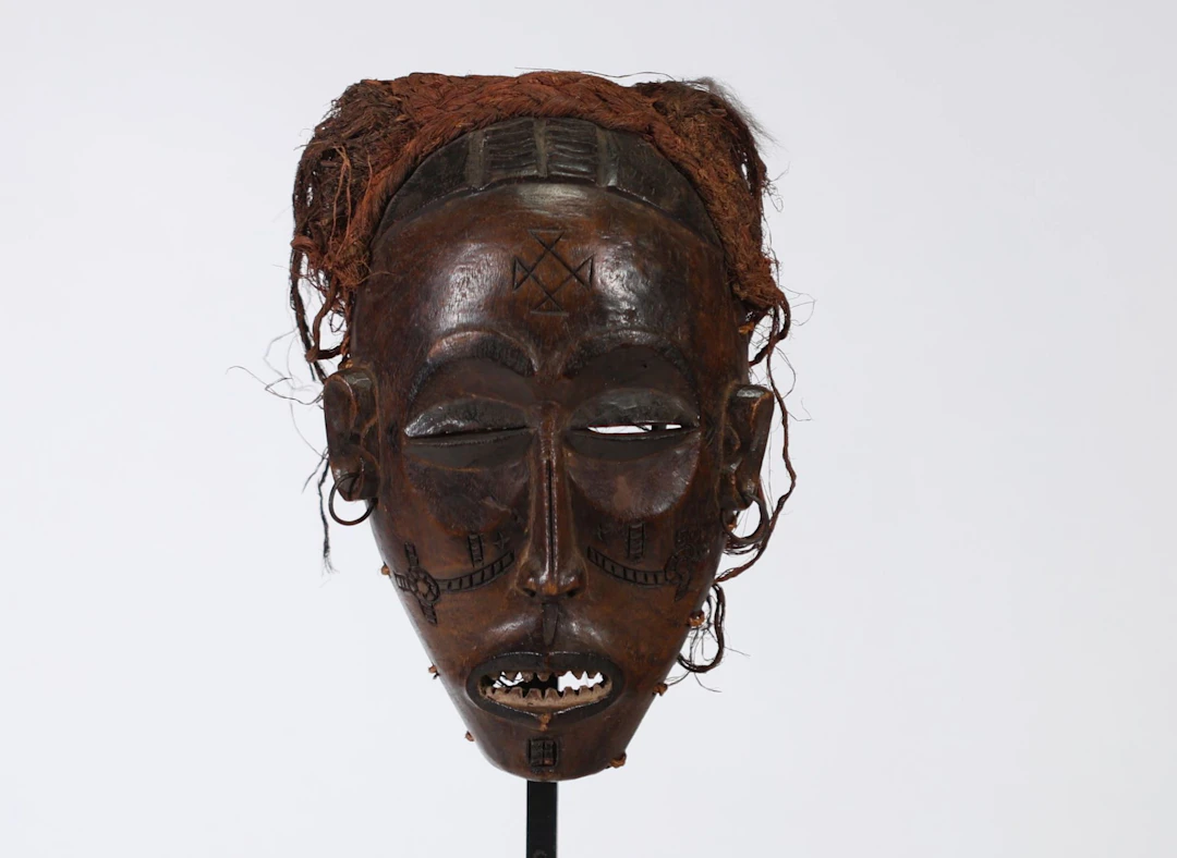 R.D.C. — TCHOKWE — Masque féminin Pwo en bois sculpté à pati - Lot 254