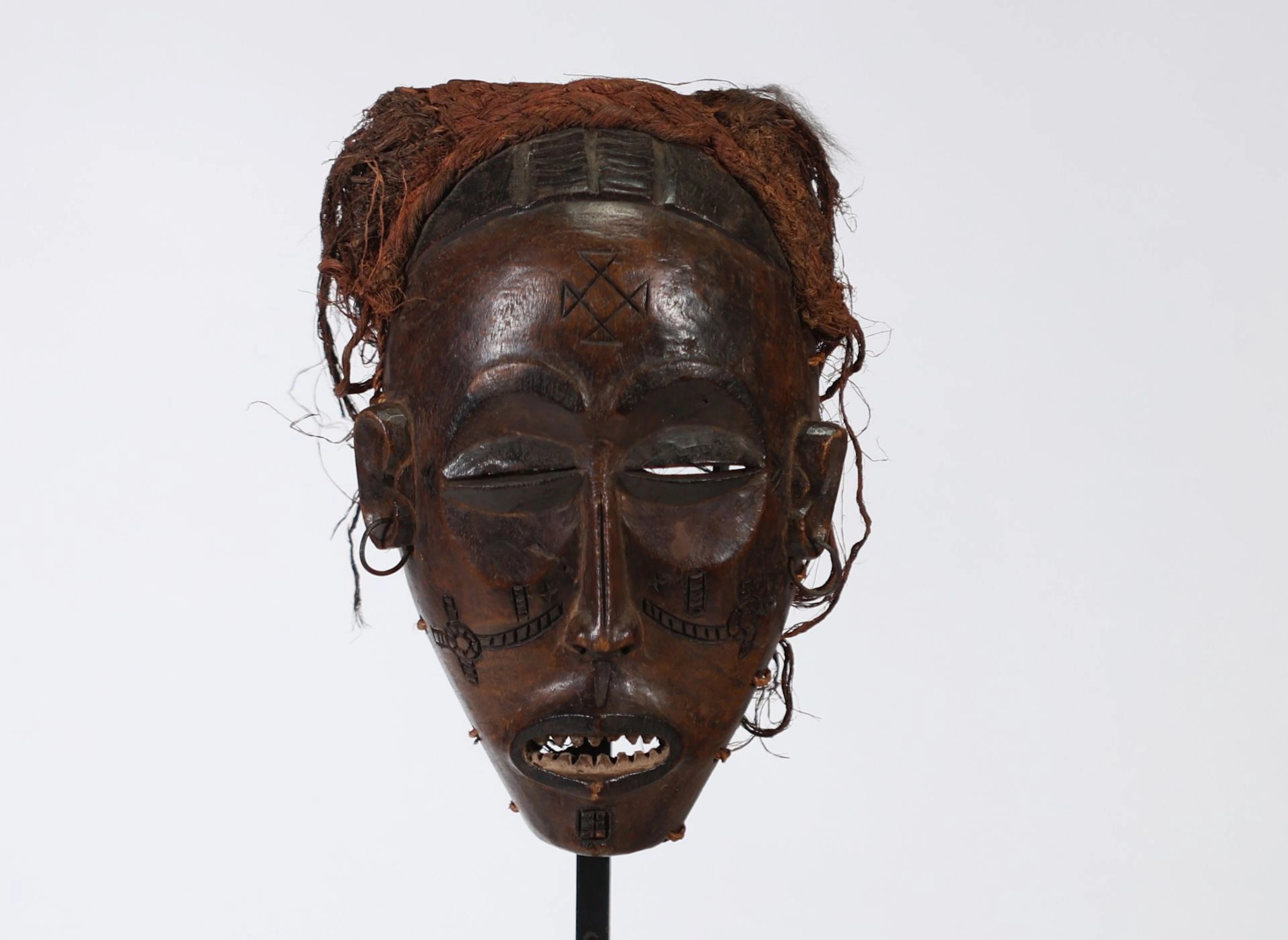 R.D.C. — TCHOKWE — Masque féminin Pwo en bois sculpté à pati - Lot 254