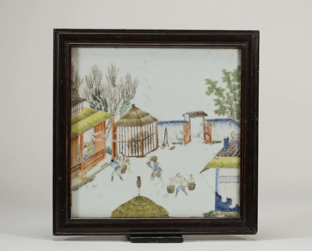 CHINE – Plaque en porcelaine émaillée polychrome de la famil - Lot 34