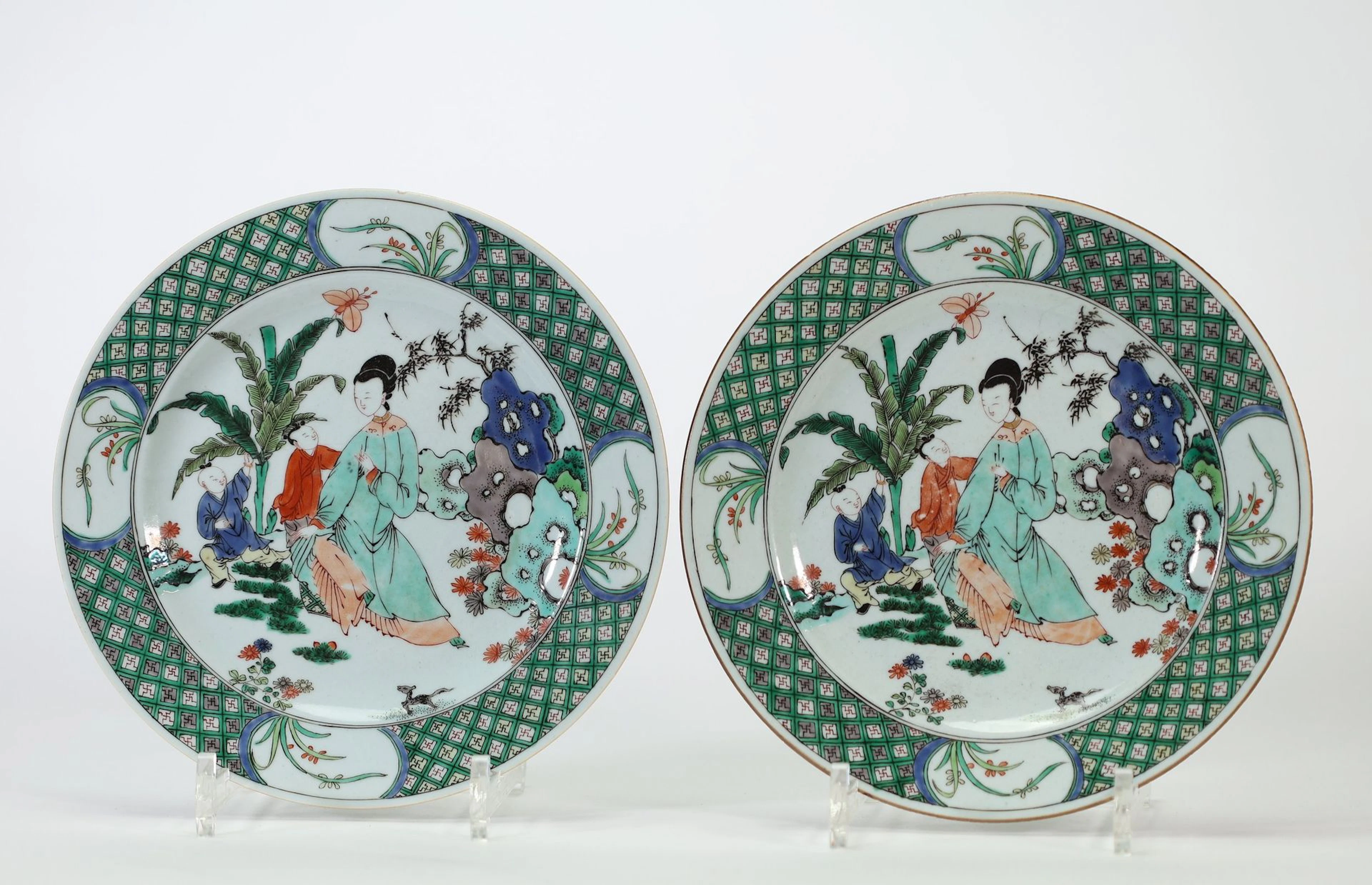 CHINE — Paire d’assiettes en porcelaine à décor polychrome d - Lot 40