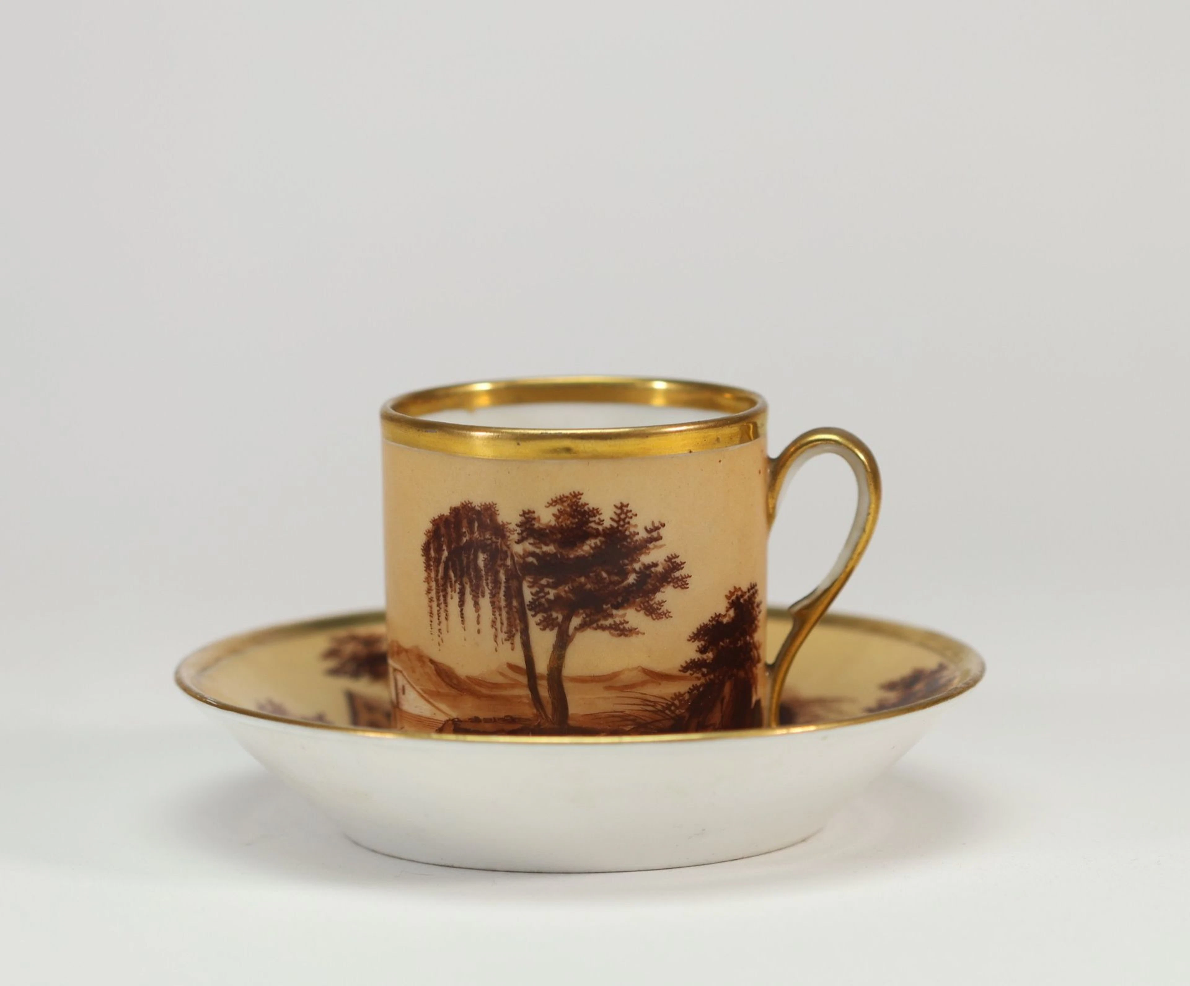 PORCELAINE DE PARIS – Tasse et sa sous-tasse en porcelaine, - Lot 213