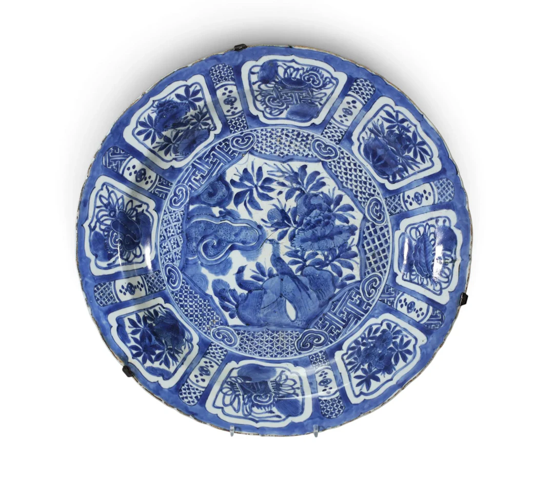 CHINE – Grand plat en porcelaine bleu et blanc, à décor comp - Lot 2