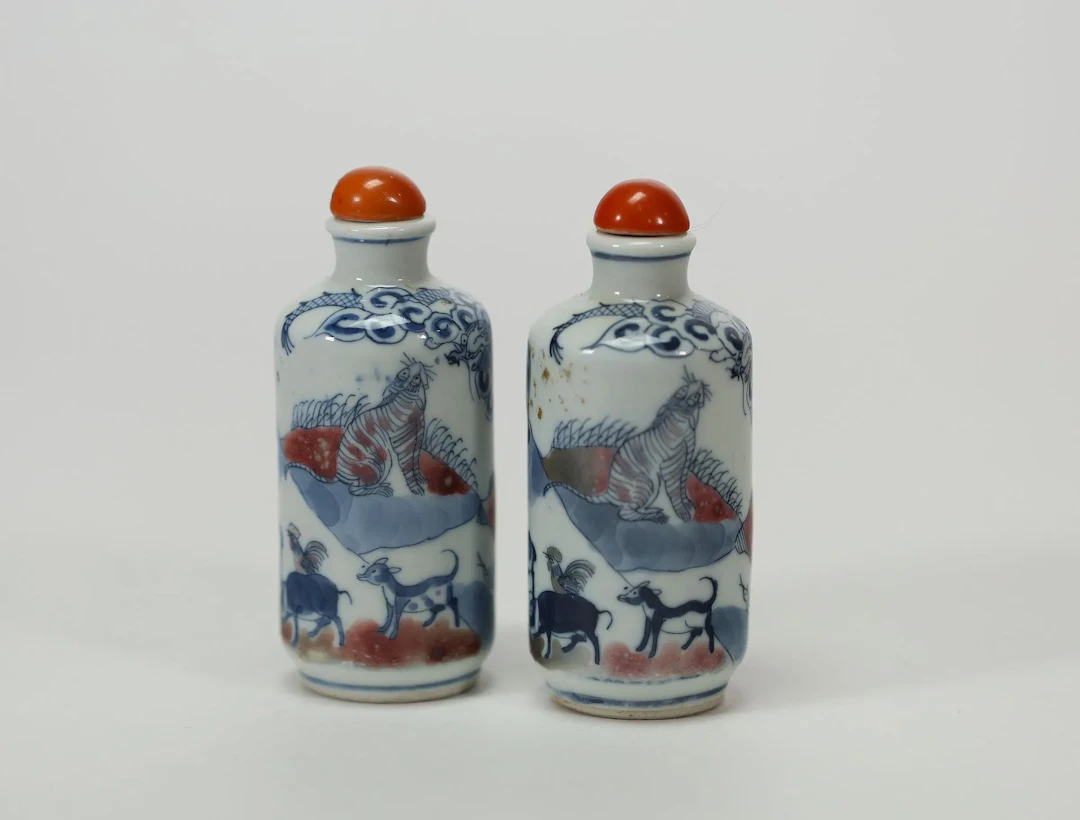 CHINE – Paire de tabatières en porcelaine à décor polychrome - Lot 24