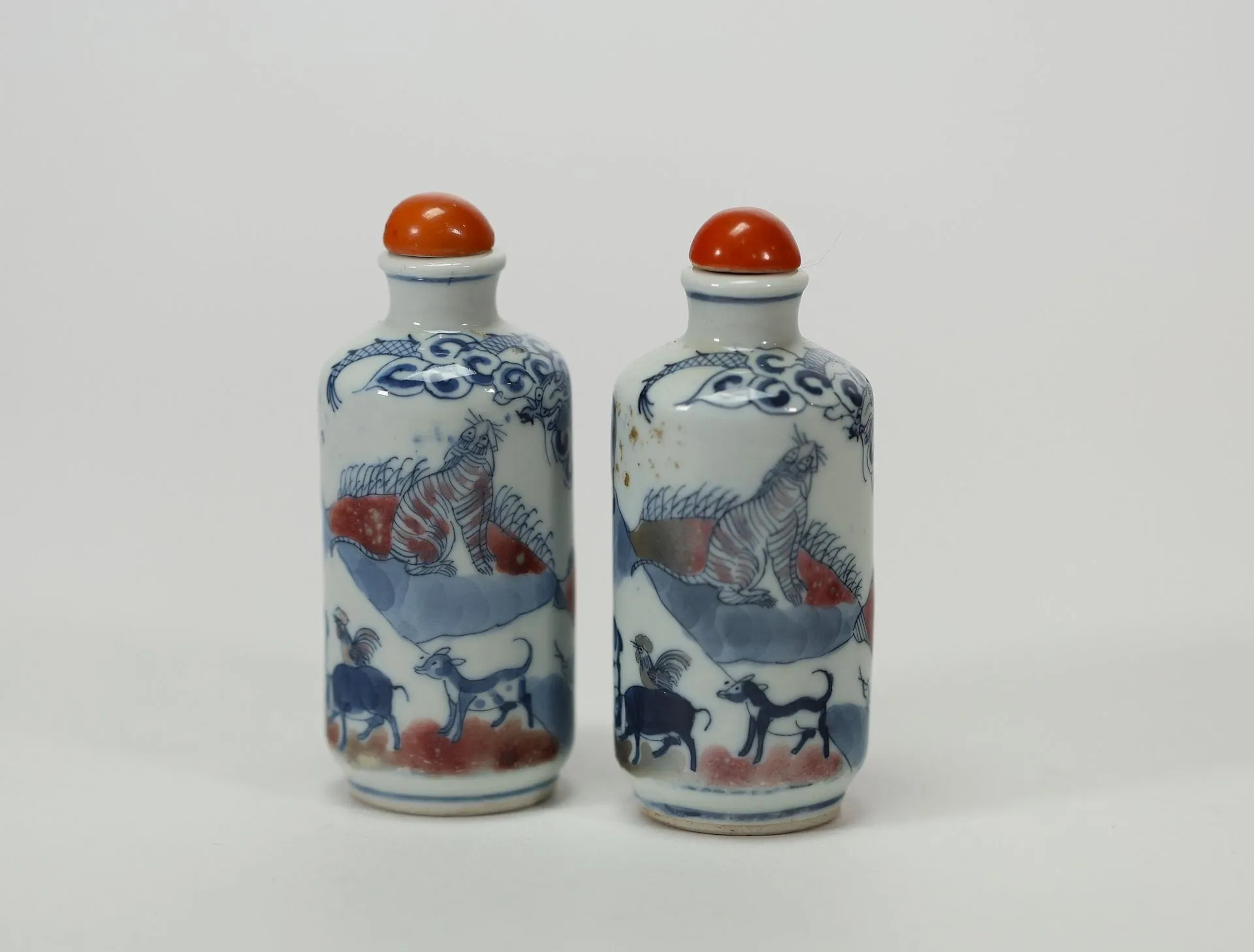 CHINE – Paire de tabatières en porcelaine à décor polychrome - Lot 24