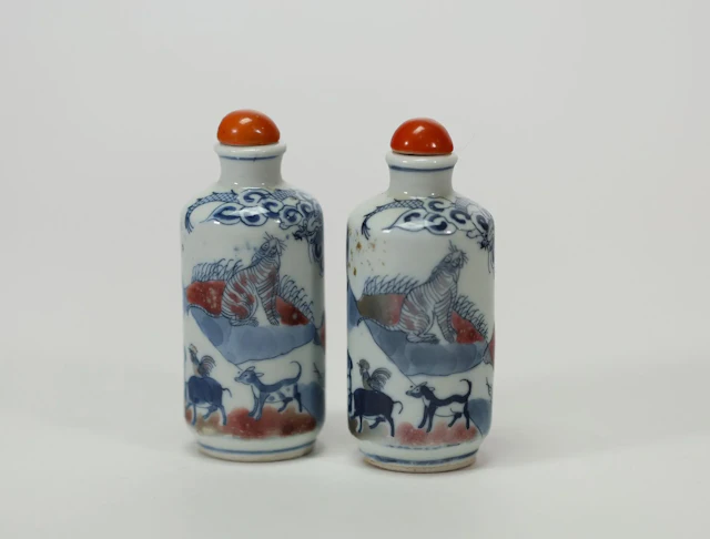 CHINA – Pair of porcelain snuffboxes with polychrome decorat - Lot 24
