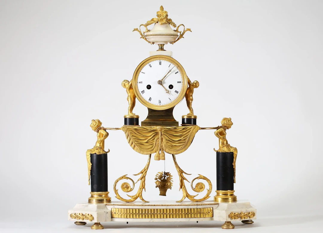 IMPOSANTE PENDULE EN BRONZE DORÉ ET MARBRE – ÉPOQUE LOUIS XV - Lot 208