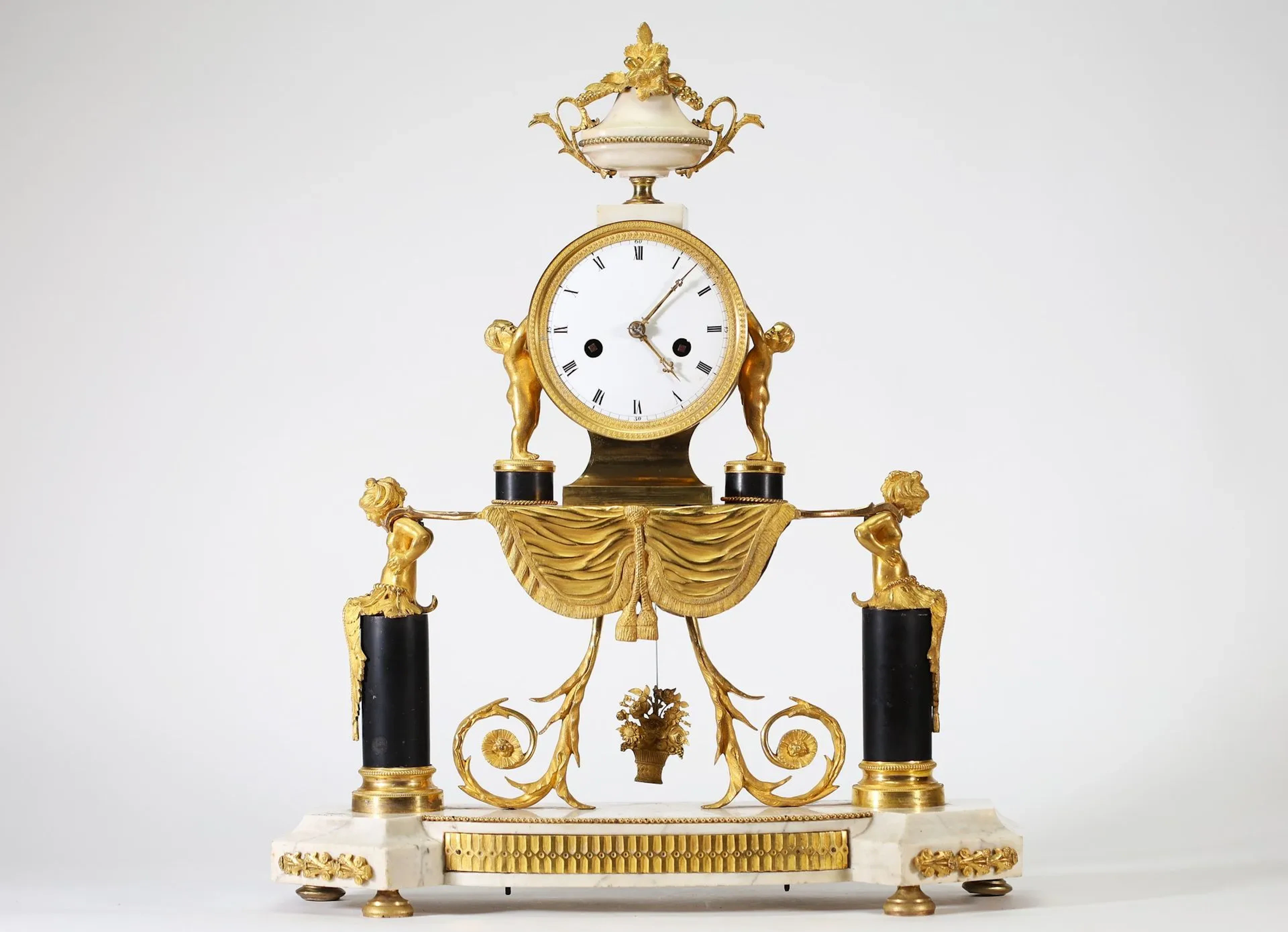 IMPOSANTE PENDULE EN BRONZE DORÉ ET MARBRE – ÉPOQUE LOUIS XV - Lot 208