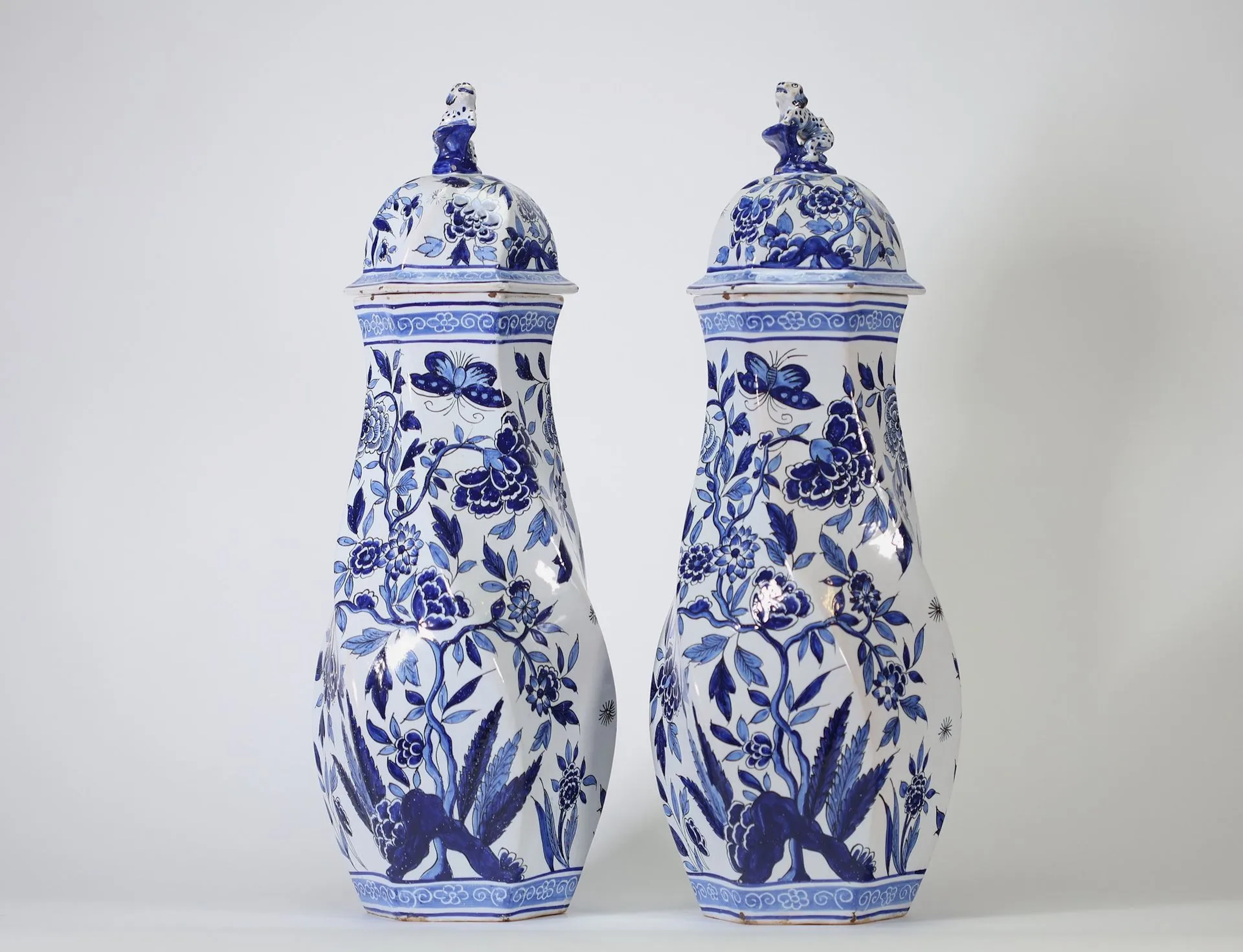 DELFT — DRIE KLOKKEN MANUFACTORY (THE THREE BELLS) — Pair of - Lot 196