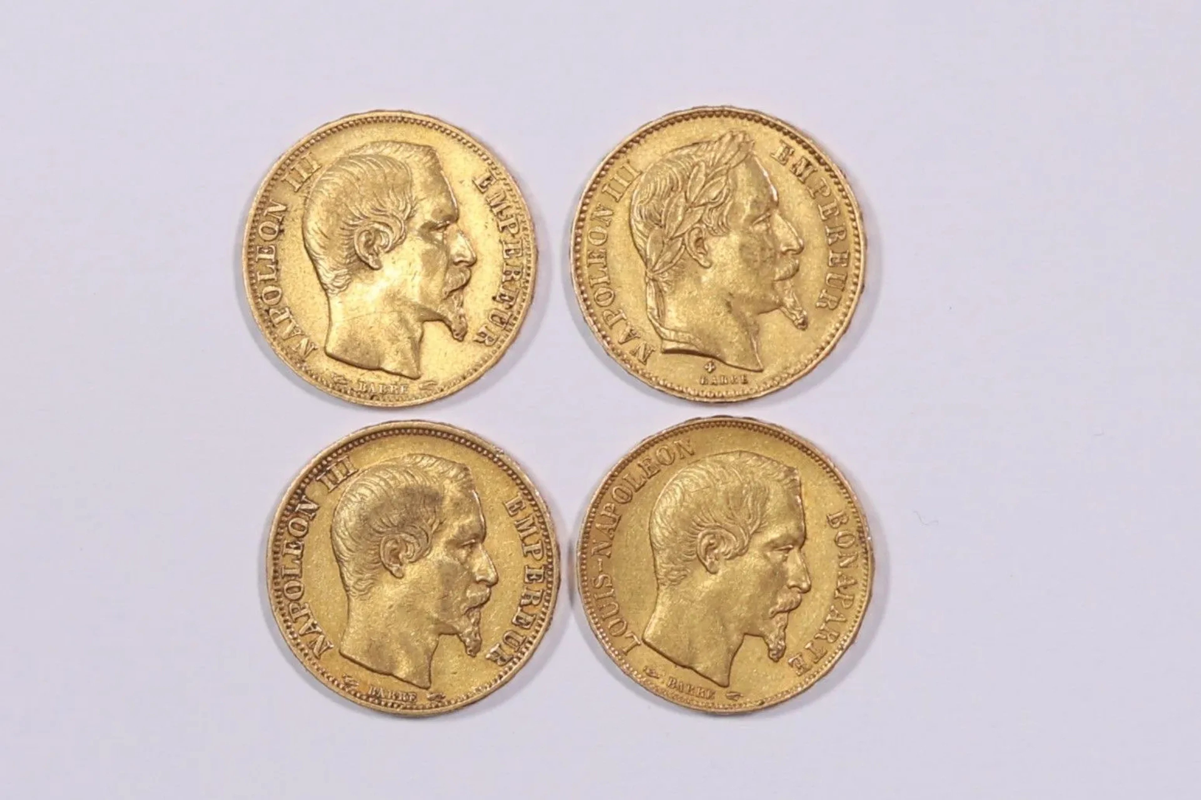 FRANCE — Ensemble de quatre pièces de 20 francs en or compre - Lot 222