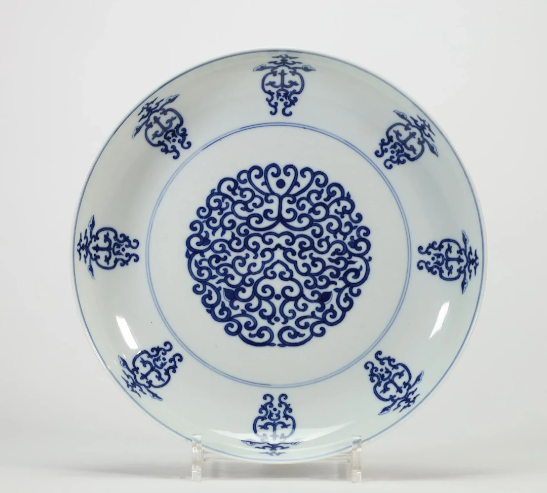 CHINE – Assiette en porcelaine bleu et blanc, ornée au centr - Lot 4