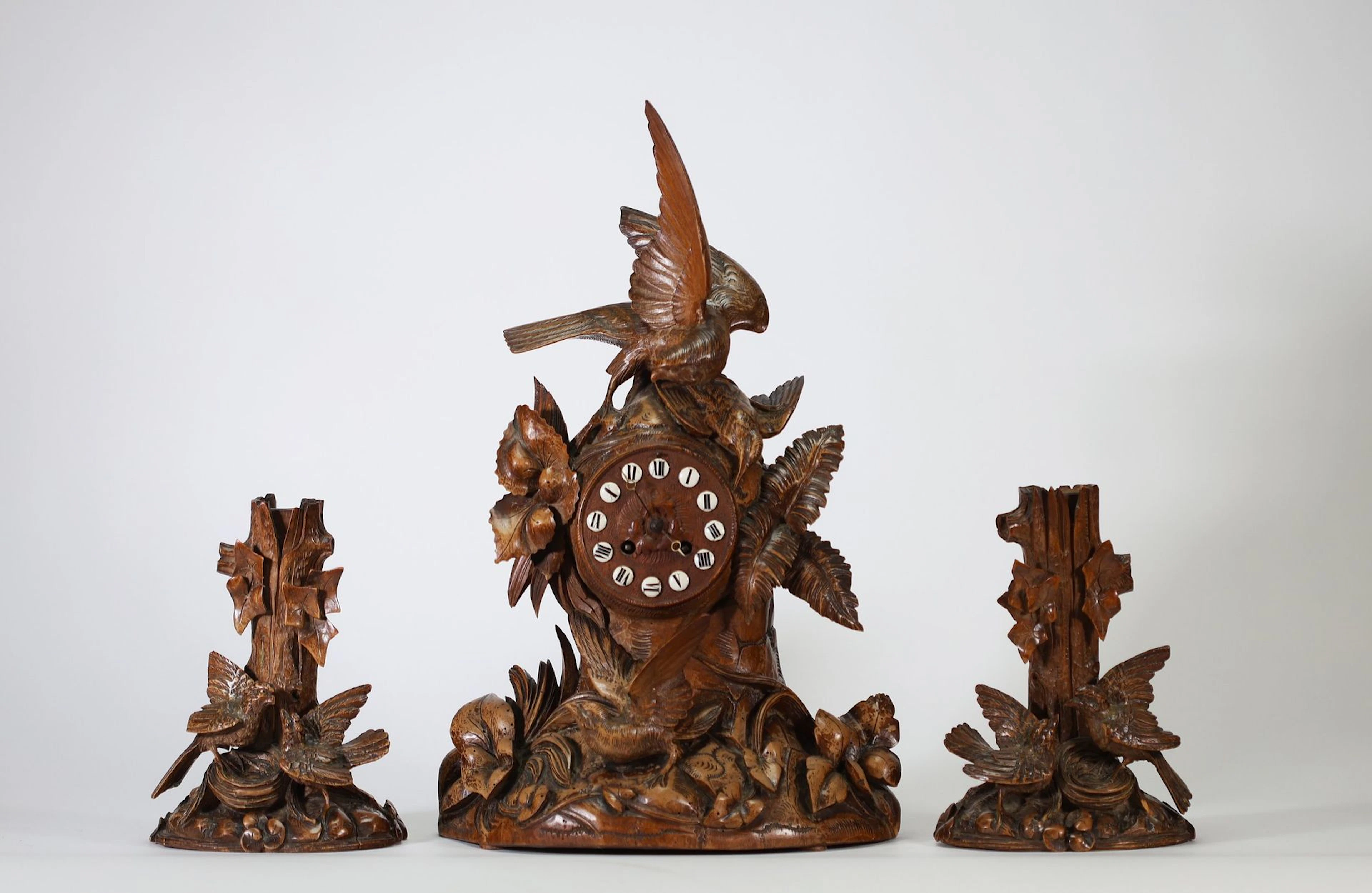 SUISSE — FORÊT-NOIRE — Garniture de cheminée comprenant une - Lot 194