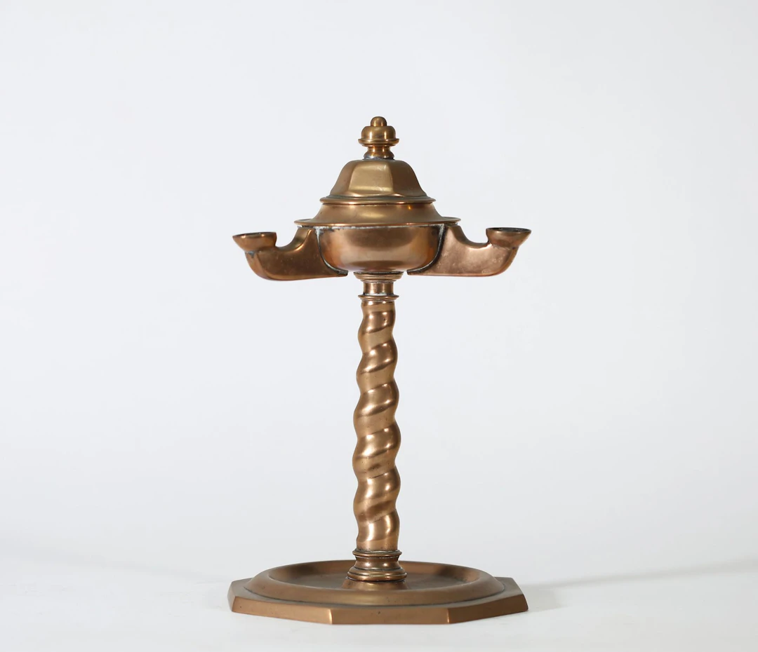 RARE LAMPE À HUILE À TROIS BECS – HOLLANDE, XVIIe SIÈCLE Rar - Lot 205