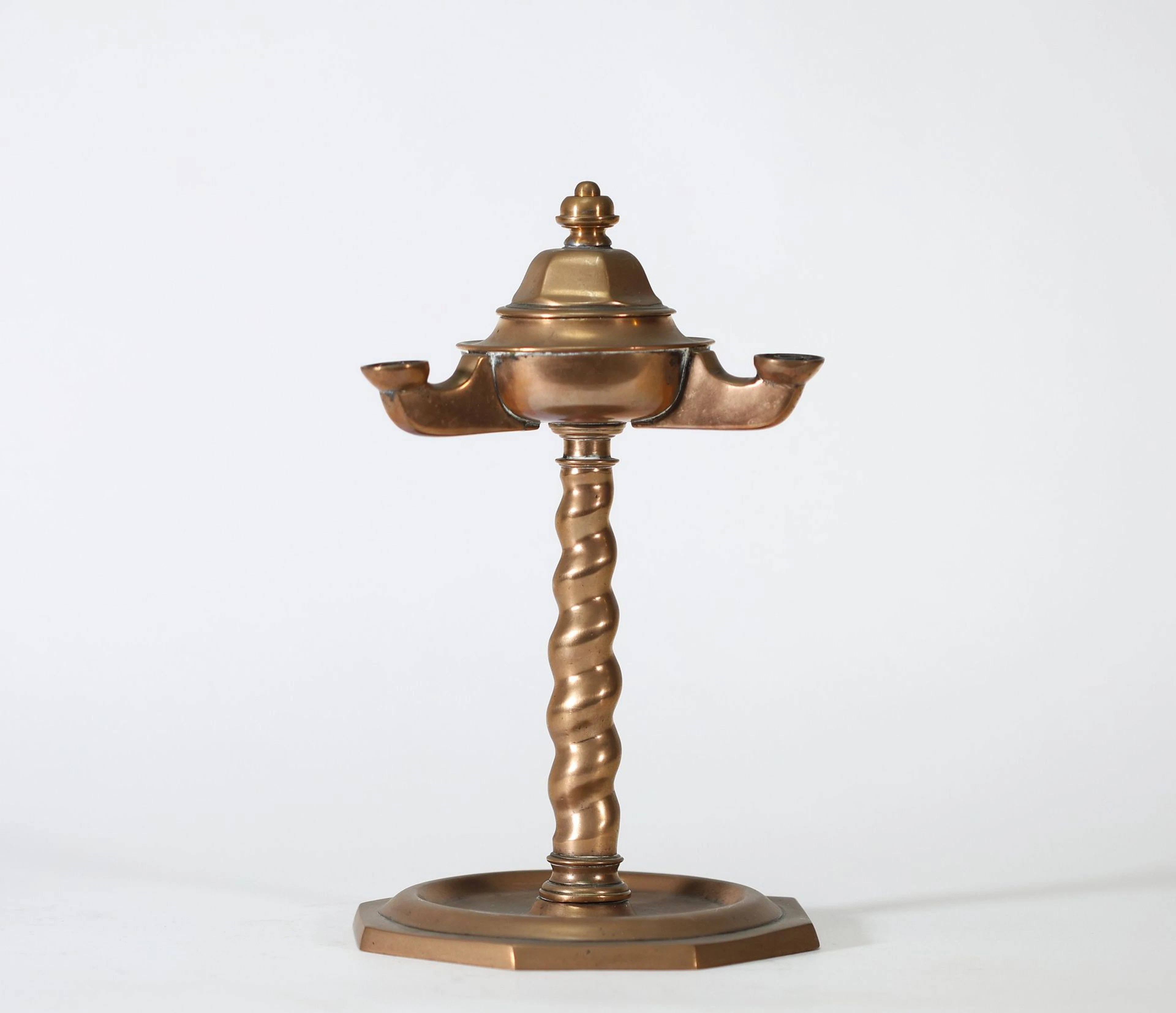 RARE LAMPE À HUILE À TROIS BECS – HOLLANDE, XVIIe SIÈCLE Rar - Lot 205