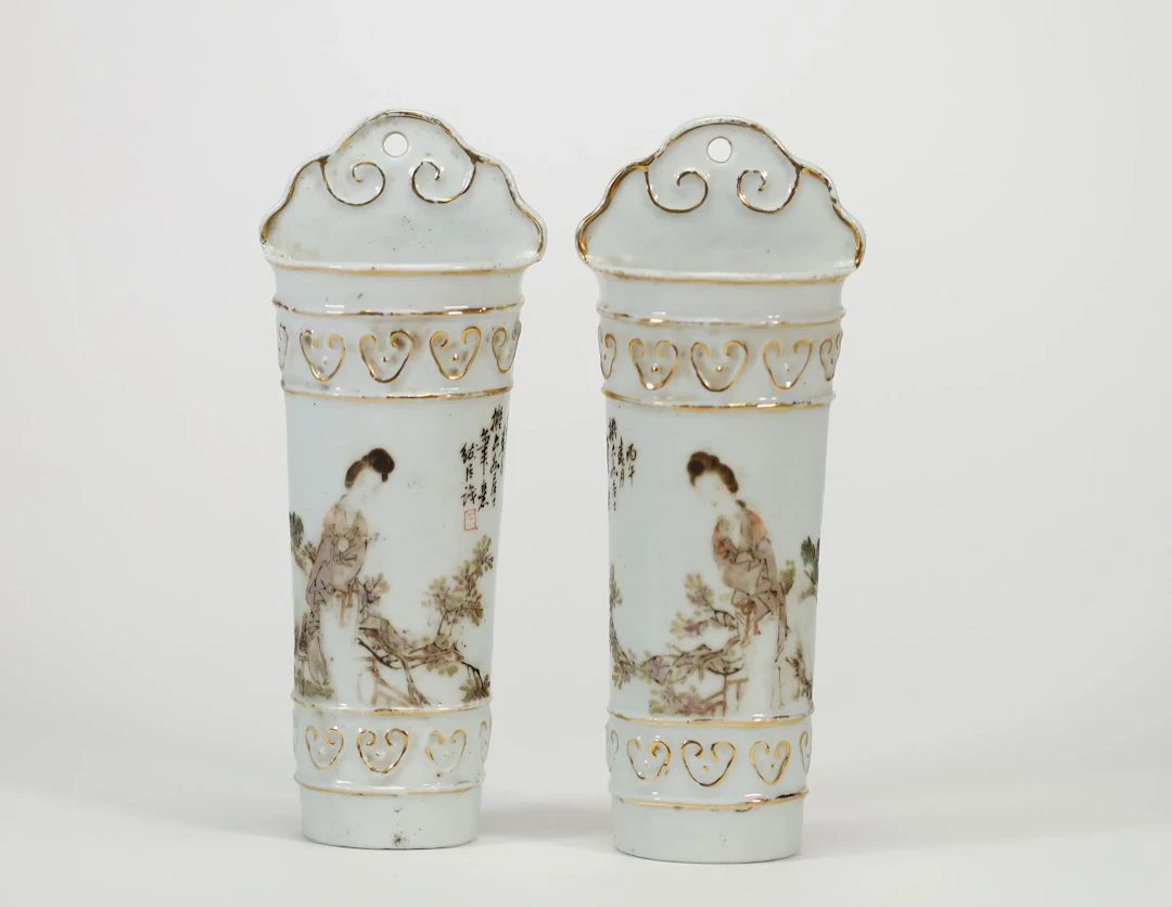 CHINE – Paire de vases muraux en porcelaine, de forme demi-c - Lot 16