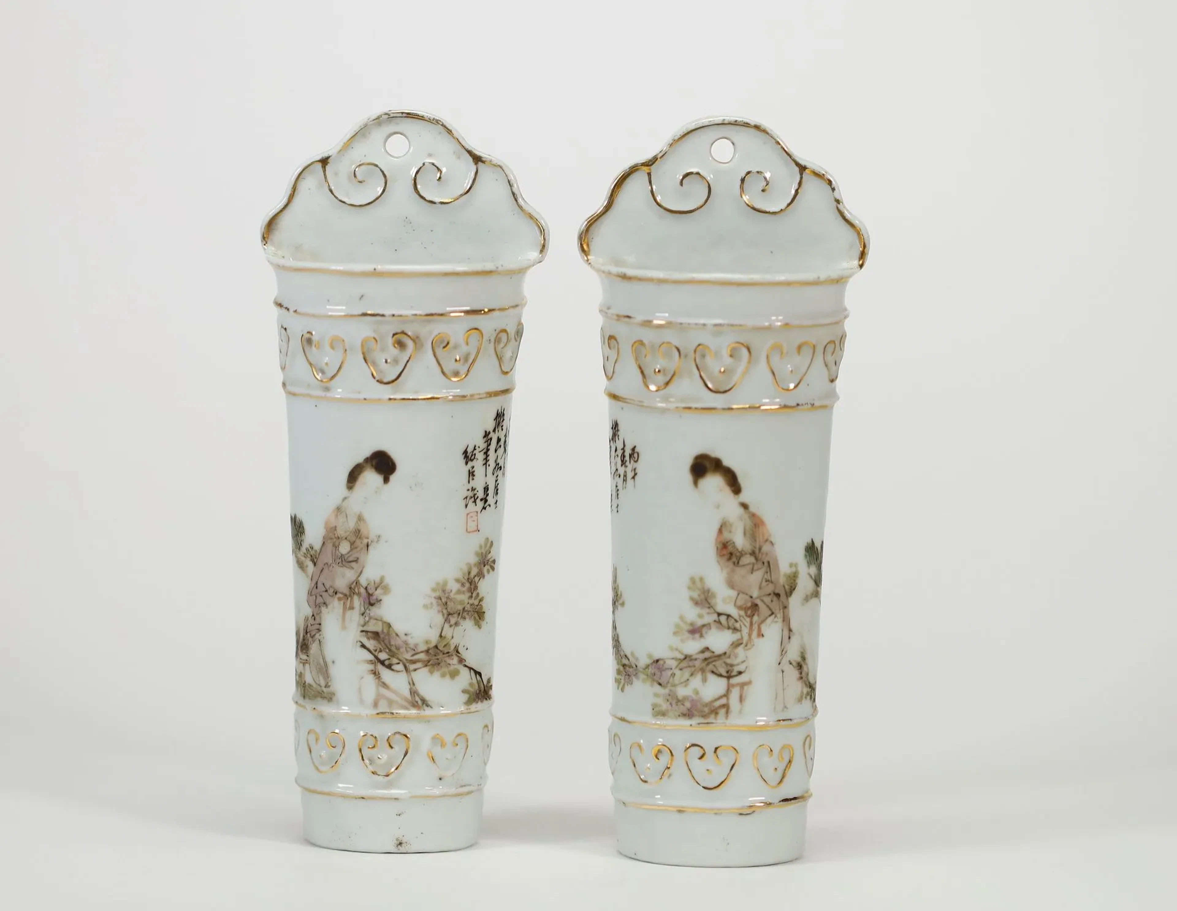 CHINE – Paire de vases muraux en porcelaine, de forme demi-c - Lot 16
