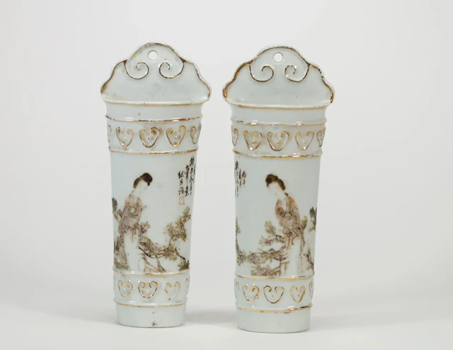 CHINA – Pair of semi-cylindrical porcelain wall vases, decor - Lot 16