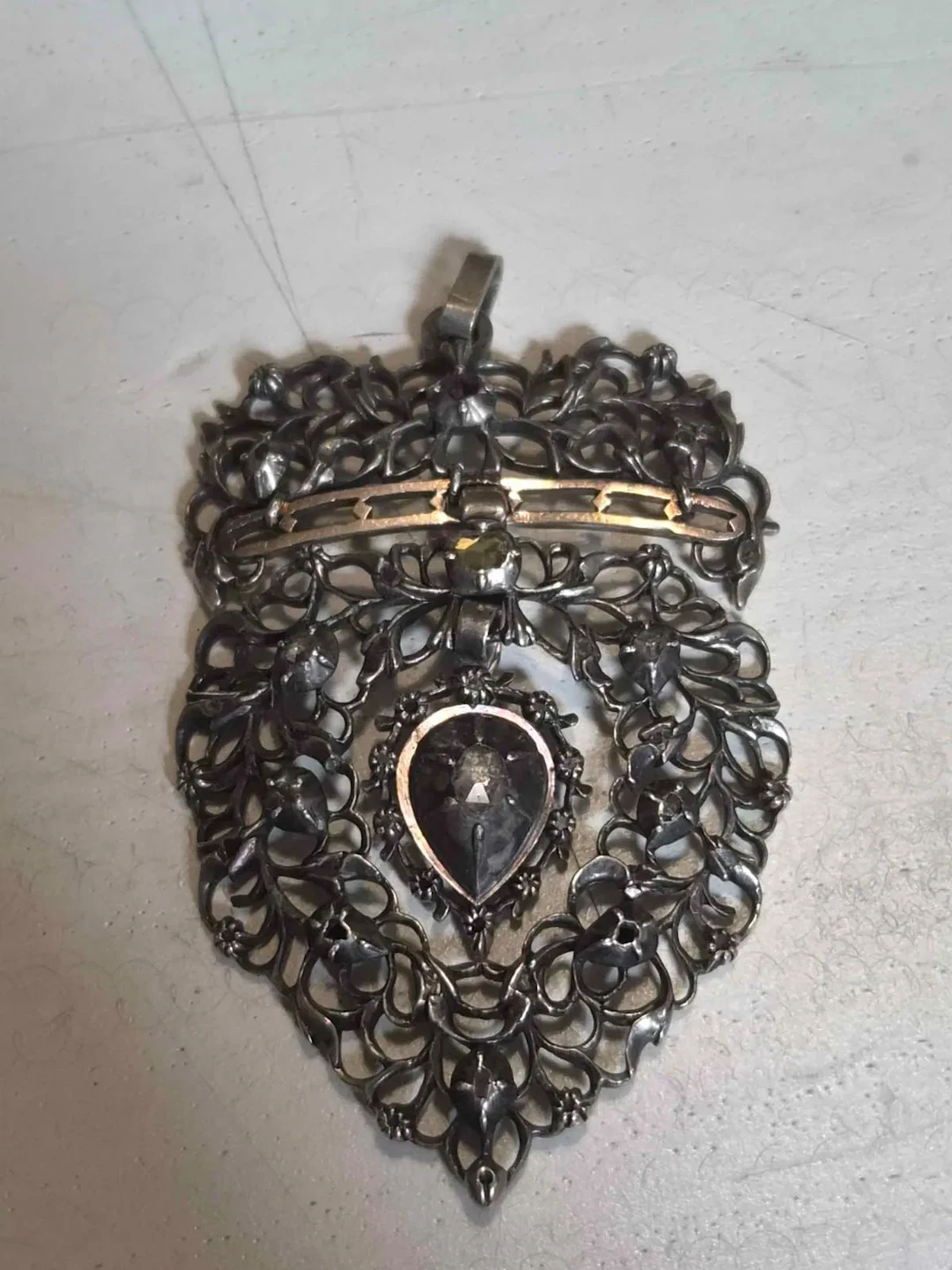FLANDRES — Cœur de dévotion en argent ajouré, à riche décor - Lot 223