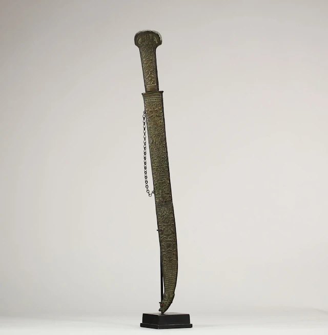 TIBET – Traditional sword with a long, straight, single-edge - Lot 15