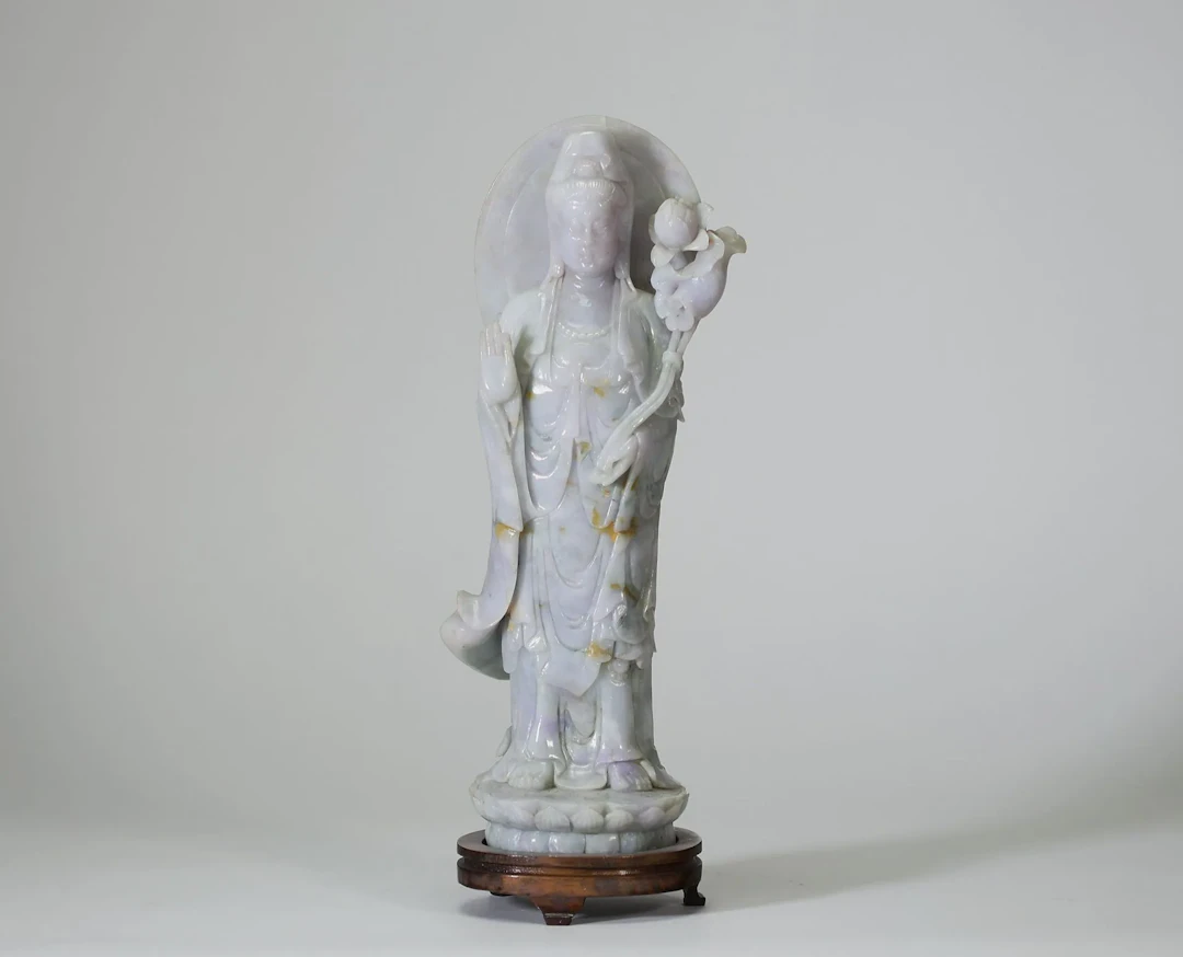 CHINE, vers 1900 – Importante statuette de Guanyin en jadéit - Lot 33