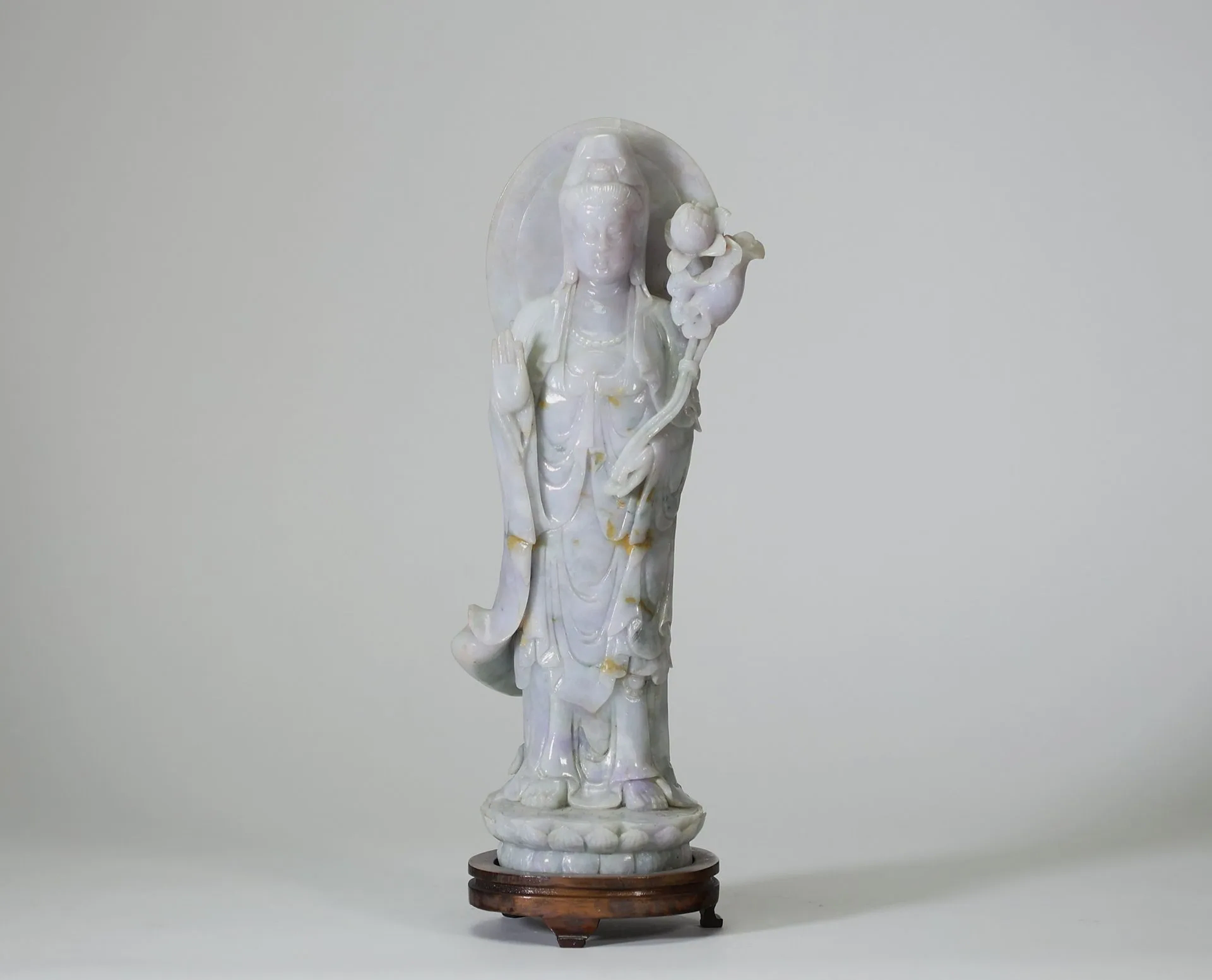 CHINE, vers 1900 – Importante statuette de Guanyin en jadéit - Lot 33