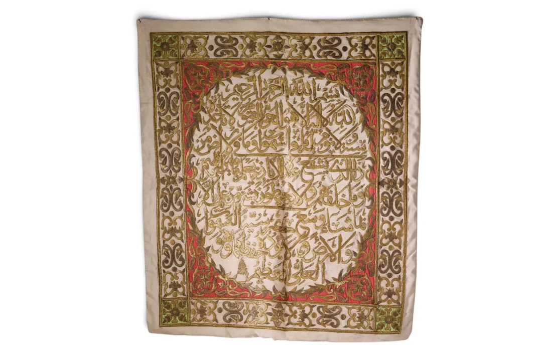 PANNEAU TEXTILE OTTOMAN BRODÉ DE FILS MÉTALLIQUES, XIXe–DÉBU - Lot 118