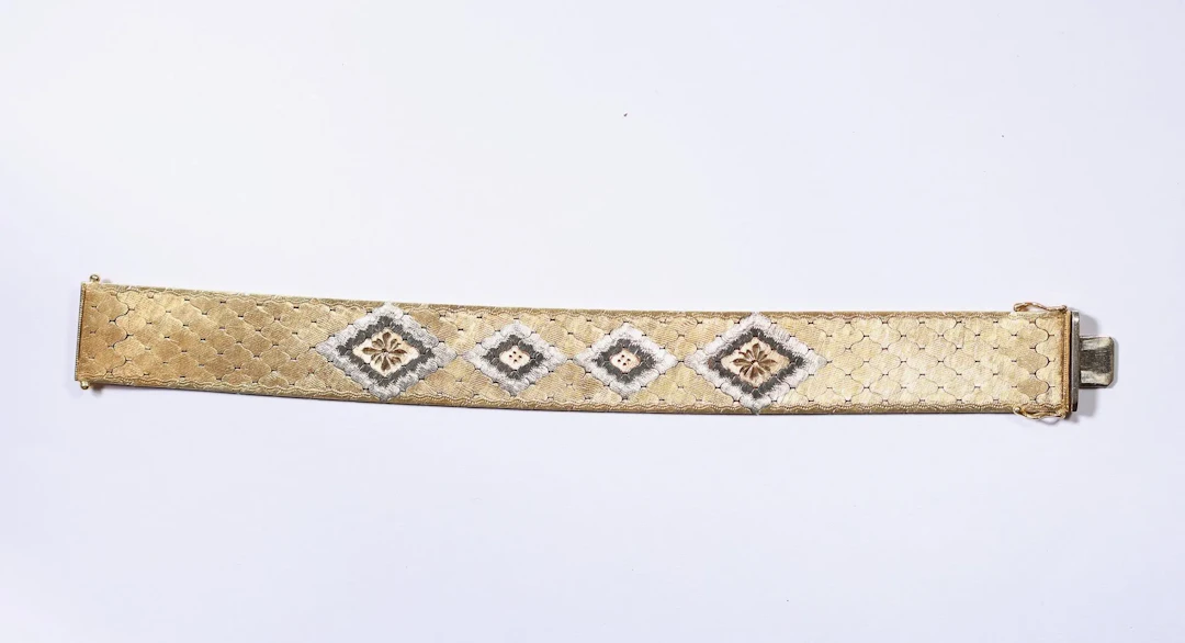 BRACELET MANCHETTE — Bracelet en or jaune et or blanc 18 car - Lot 245
