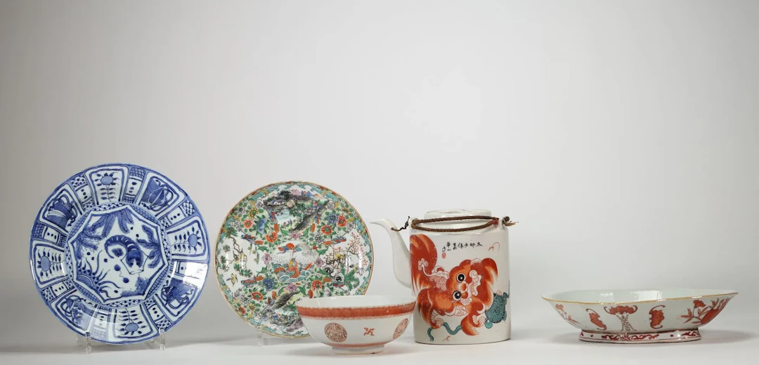 CHINE – Lot de cinq porcelaines, comprenant une assiette en - Lot 10